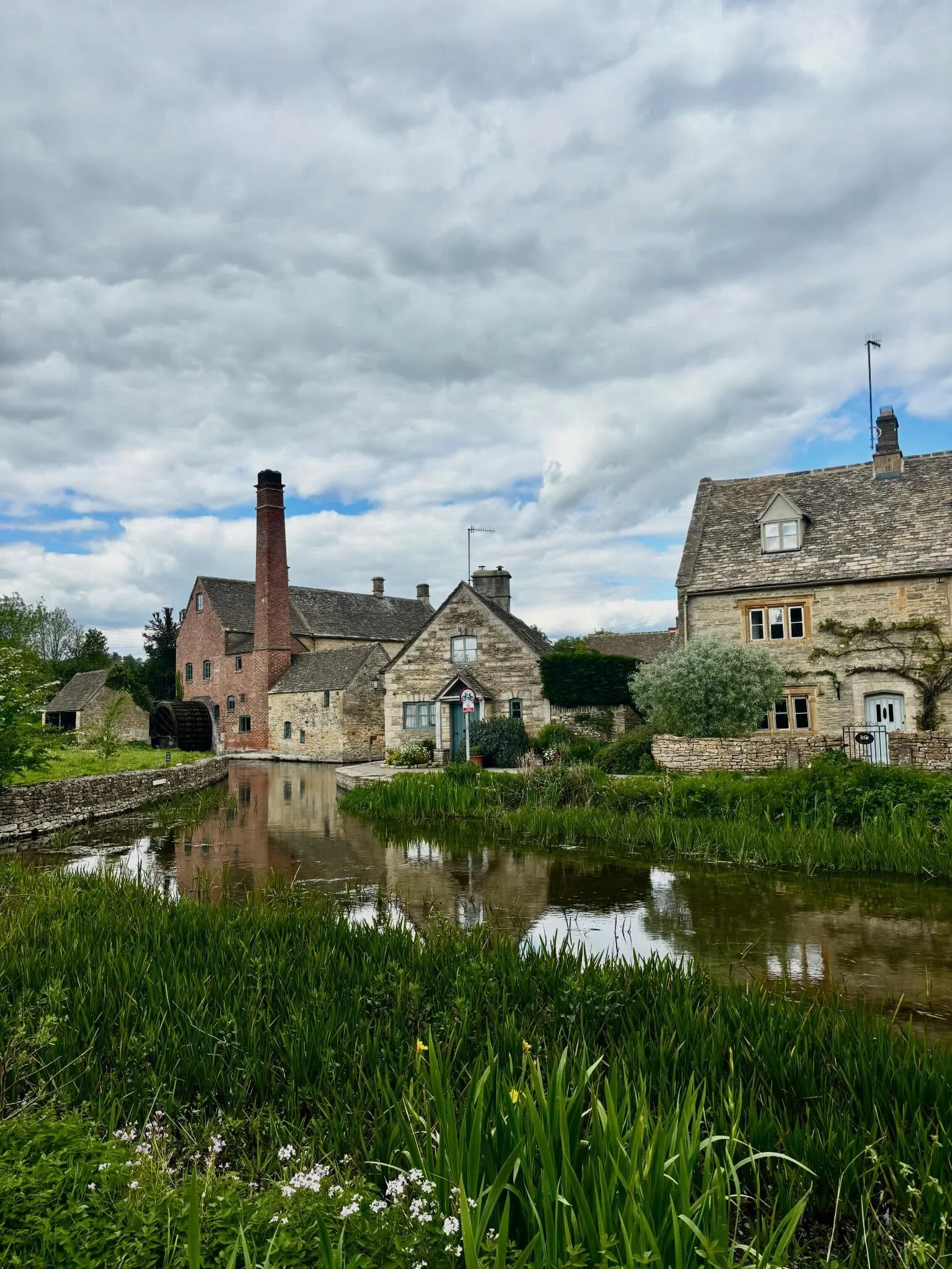 Two gorgeous days in the Cotswolds based at fabulous Thyme. Pretty stone cottages, village pubs, glorious gardens and charming churches. We did the obligatory mooching and moseying, wandering and sauntering, ambling and dawdling. 
I feel very lucky t