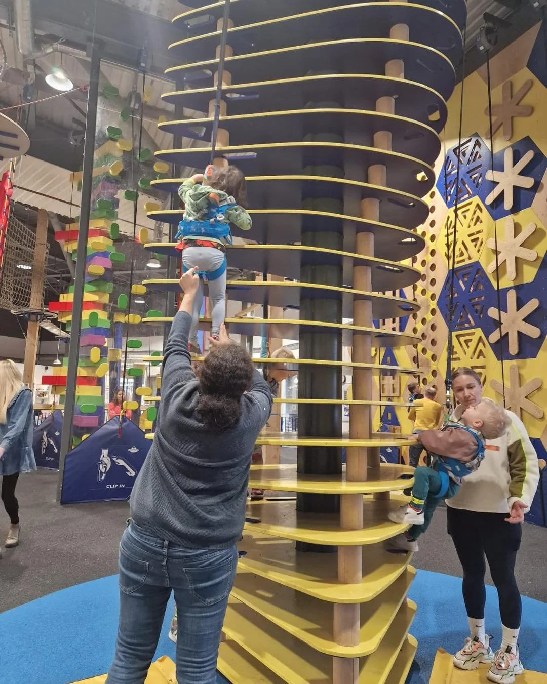 Today Jane (she/they), Ryan (he/him) and 24 members of our fantastic Proud 2 b Parents community headed to Rock Up at the Chill Factore 🧗&zwj;♀️✨

All the little ones had an absolute blast &mdash; exploring the Clip &amp; Climb area, bouncing around