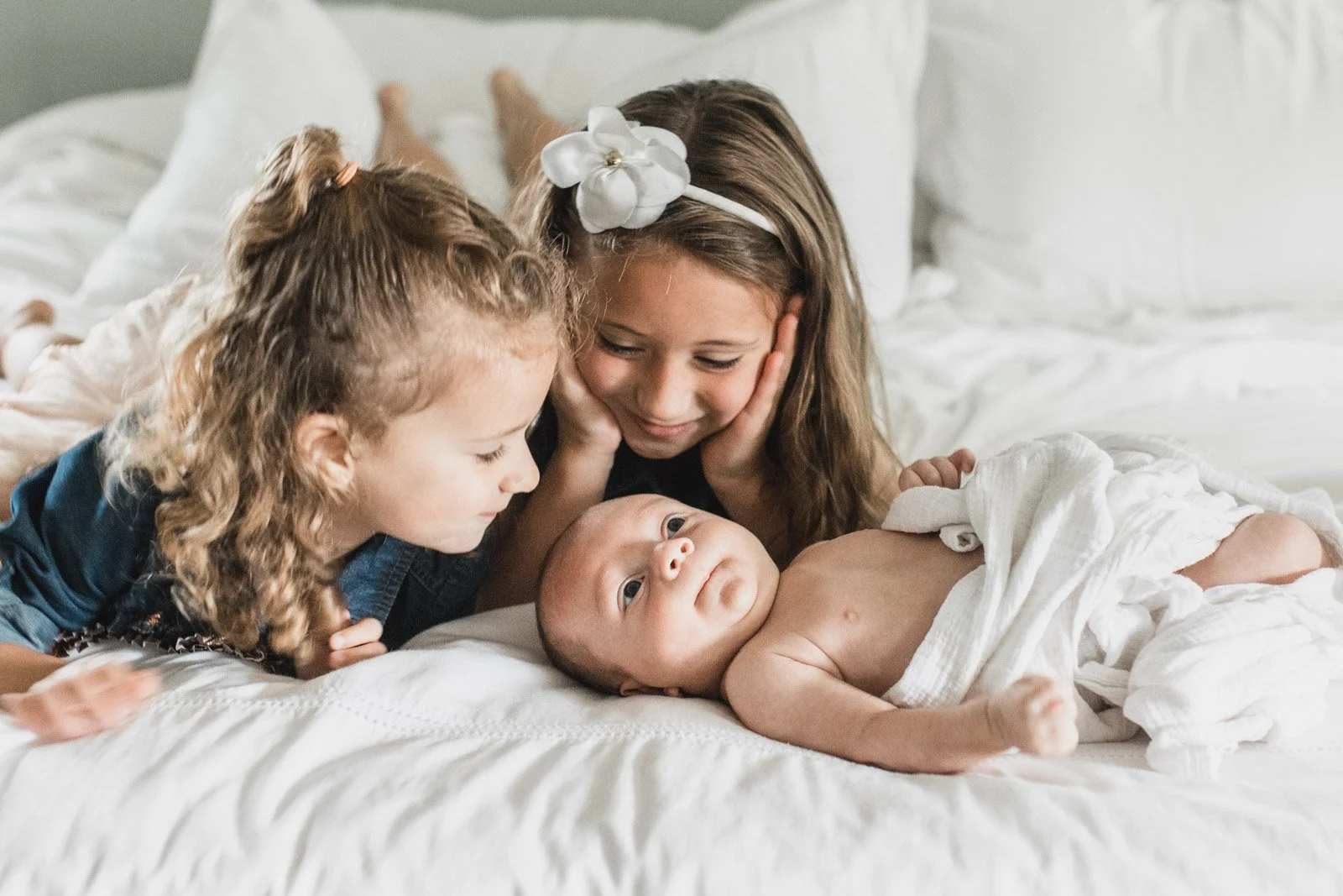 sisters-bed-newborn-home-amstelveen.jpg