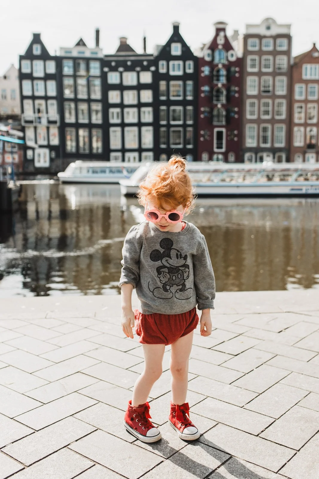 toddler-posing-damrak-amsterdam