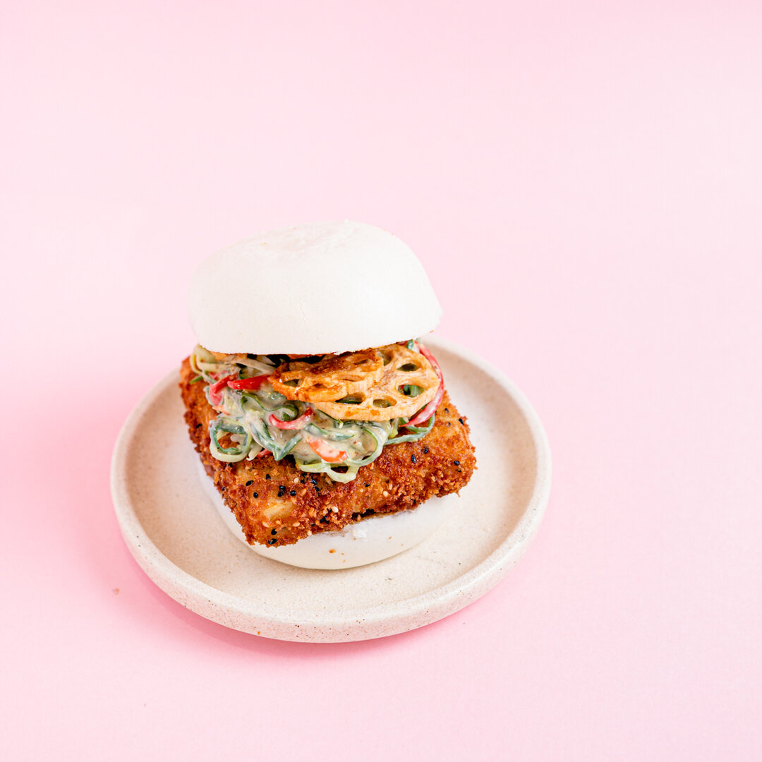 HOW 'BAO A CRISPY CRUNCHY TOFU MUNCHY? 💥​​​​​​​​
Crumbed tofu bao with panko crumbed tofu, red miso satay, lotus root chips, herb salad, chilli, mustard