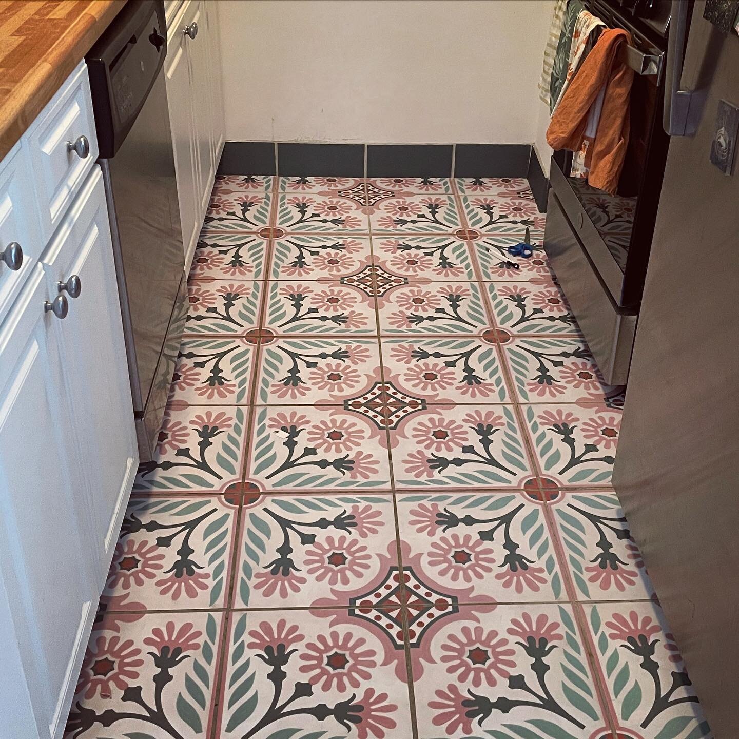 Not my own pattern, but I knew I wanted the look of a hand painted ornate floor tile for my small kitchen, but wasn&rsquo;t finding what I wanted!  I worked with @quadrostylestickers on this custom tile and I&rsquo;m in love!!