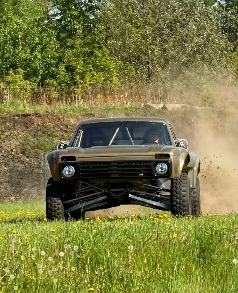A whole LADA love!😍 Definitely the best looking take on a LADA Niva in existence. Very cool, unique, project that we had a hand in on the composite molding side. 

@2winutv took it to another level👏🙌
