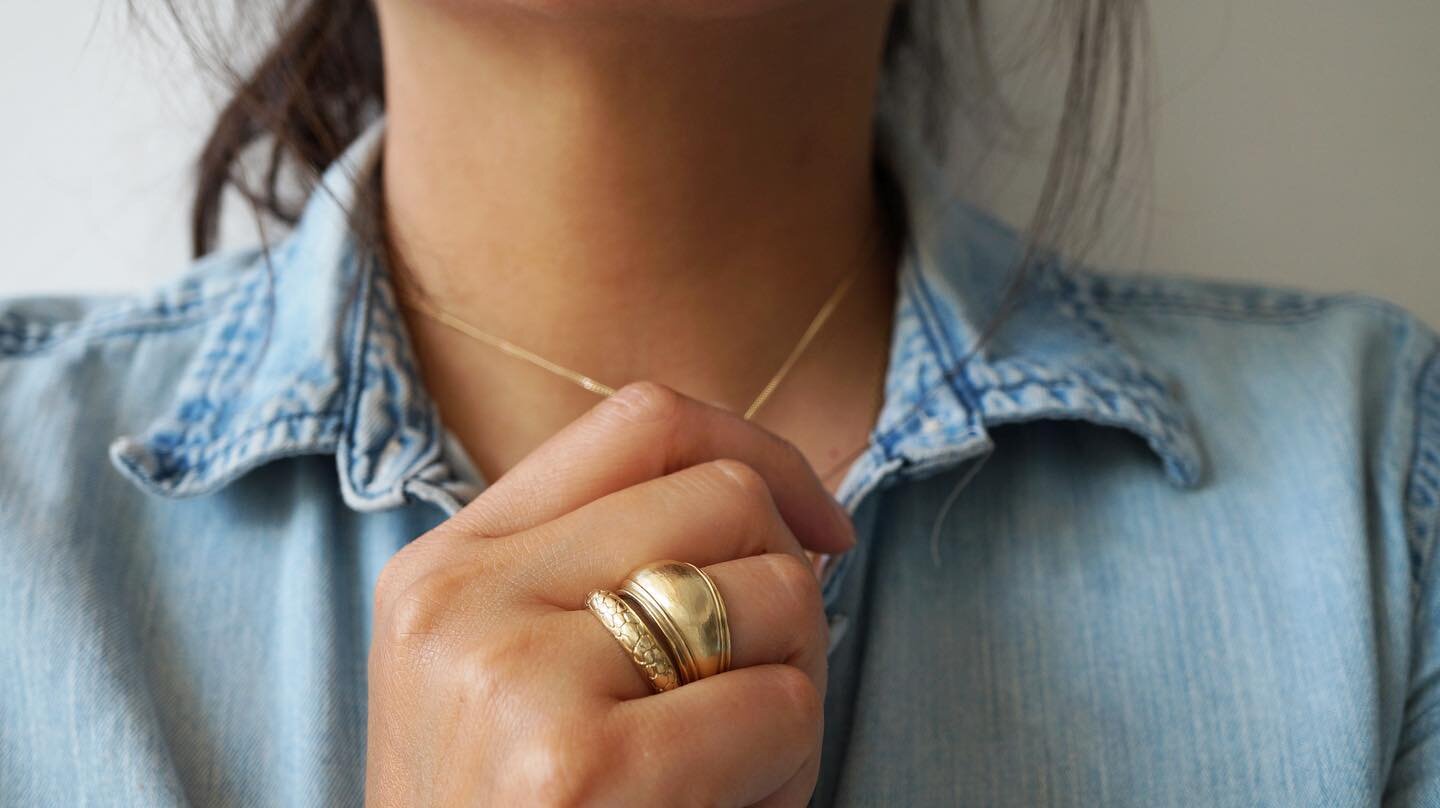Big bad Belvedere ring worn with the Ana for companionship and extra texture🤗

#archerade #handmadejewellery #customjewelry #torontojewellery #torontodesigner #torontojeweller #goldrinfs #goldjewelry