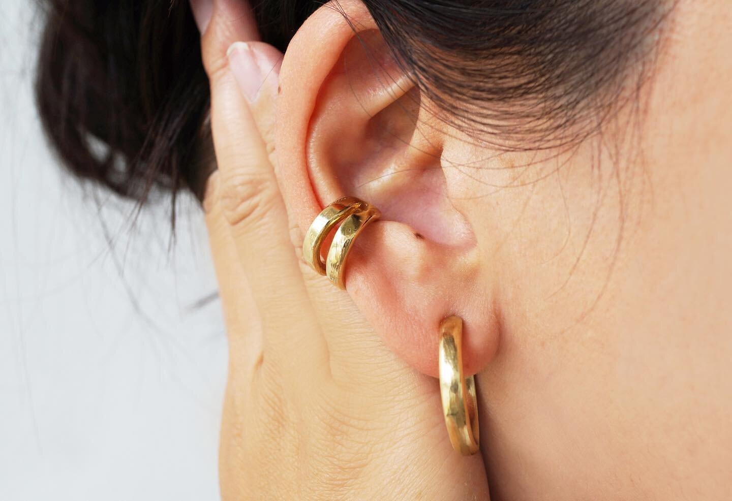 Very new and fresh Bandit ear cuff, with the Birdie hoops✨

In 10ky and 14ky gold, and for all you silver foxes will soon be available in sterling as well✌🏼

Online now through our site, link in bio!🔗

#archerade #handmadejewellery  #customjewelry 