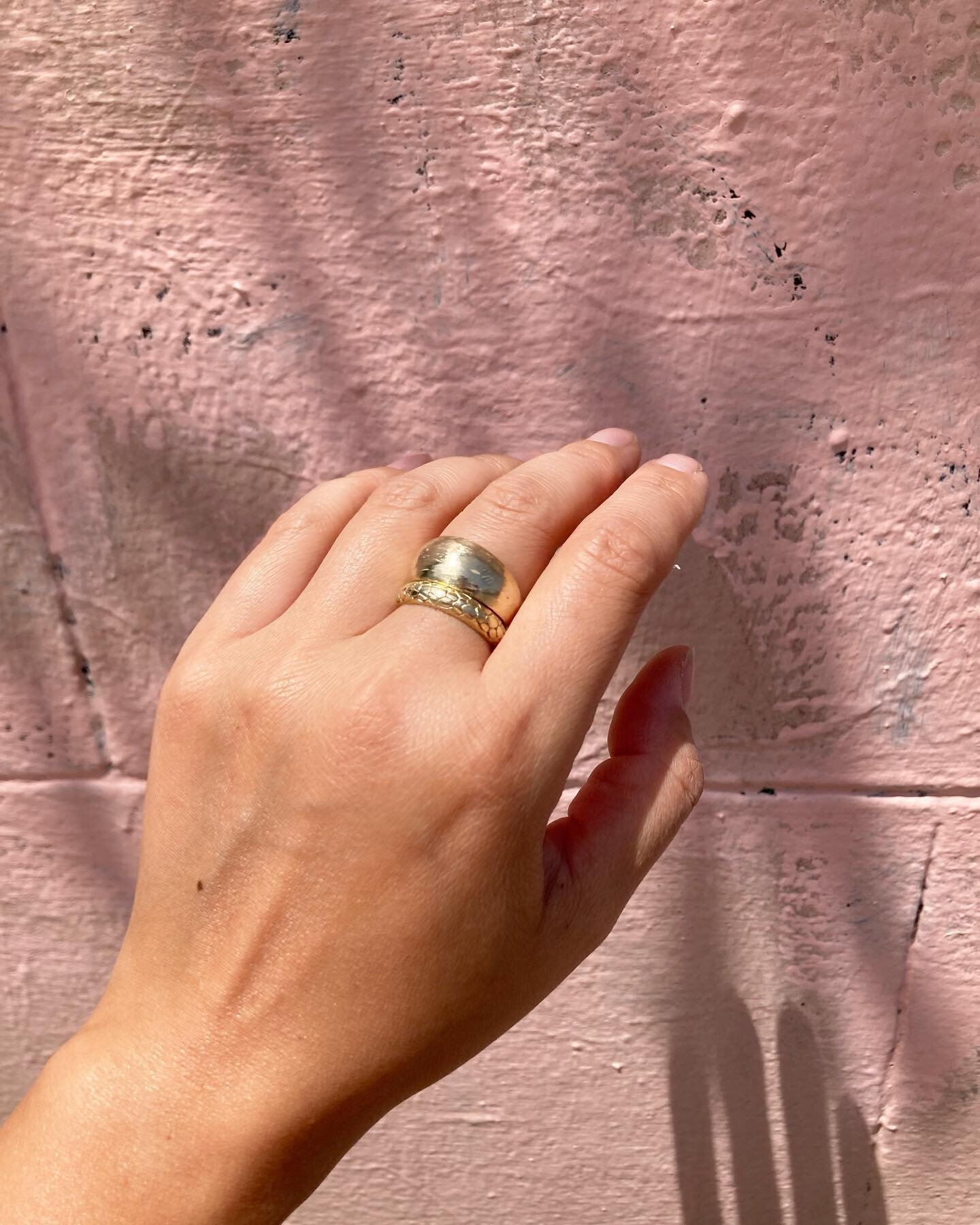 Tapered Stevie and medium Ana rings look SO GOOD together✌🏼

Mixing and matching texture, patterns and proportions is the name of a very fun golden game✨

#archerade #handmadejewellery #customjewelry #torontodesigner #torontojeweller #torontojewelle
