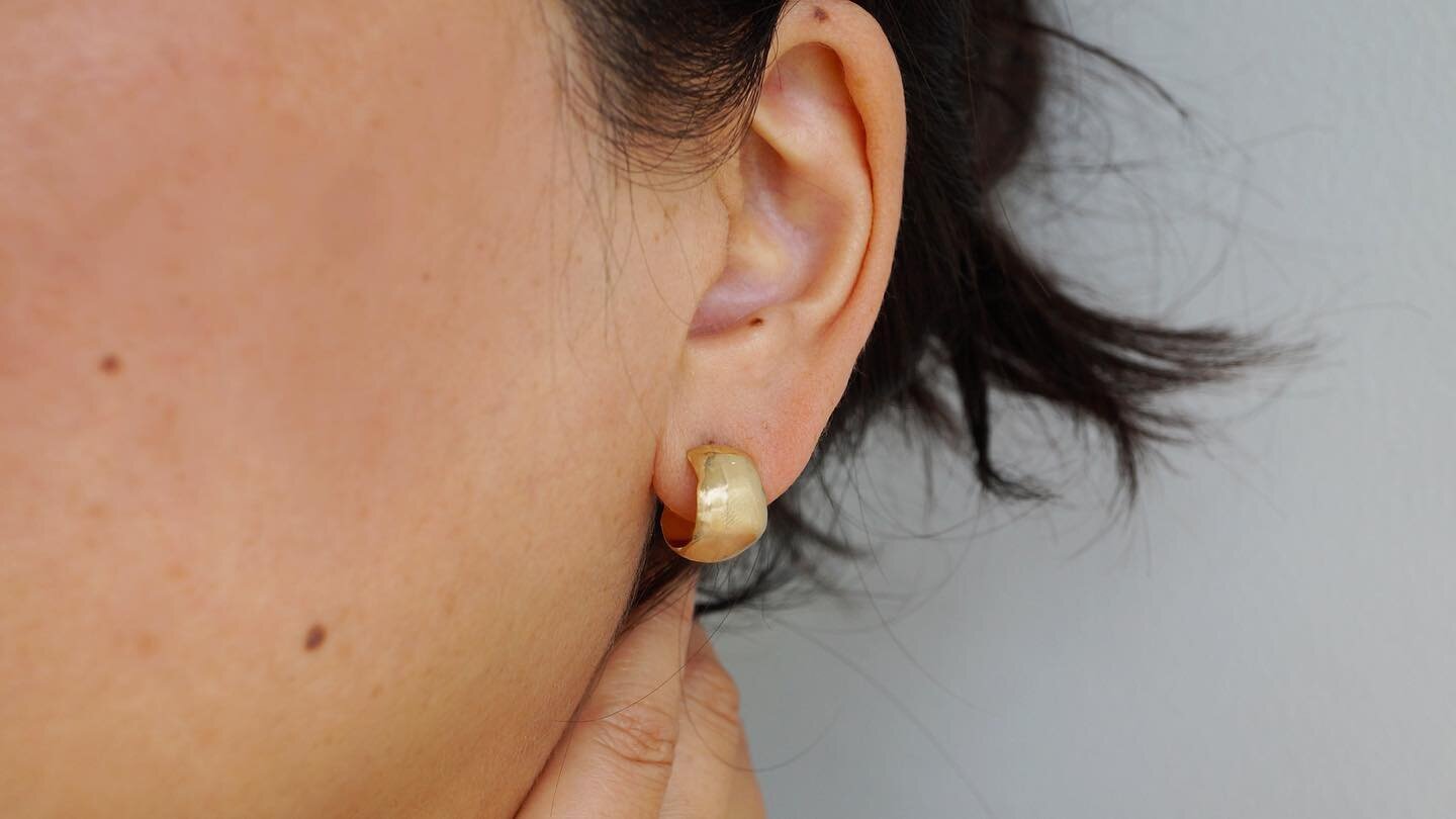 Marcel huggies✨

Lightly textured with uneven edges, a perfect golden embrace for your ears

#archerade #handmadejewellery #customjewelry #torontojewellery #torontojeweller #goldearrings #goldhuggies