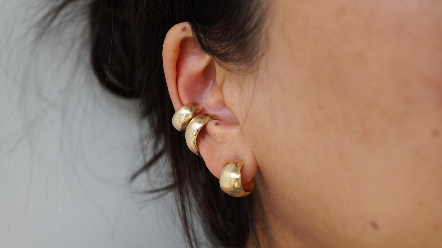 Double the ear game - Toro ear cuffs in gold, in two sizes. Paired with the Marcel huggies✨

Recycled 10k or 14k yellow gold. Coming soon in silver!

#archerade #handmadejewellery #torontojewellery #customjewelry #torontodesigner #torontojeweller #go