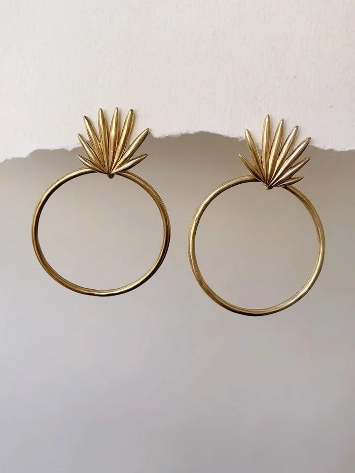 Paloma hoops in golden bronze.

Spiky fronds and swinging hoops - a match made in earring heaven🌴

Made to order, available now on the site! Also in sterling silver, will be on the site soon✌🏼

#archerade #handmadejewellery #customjewelry #torontoj