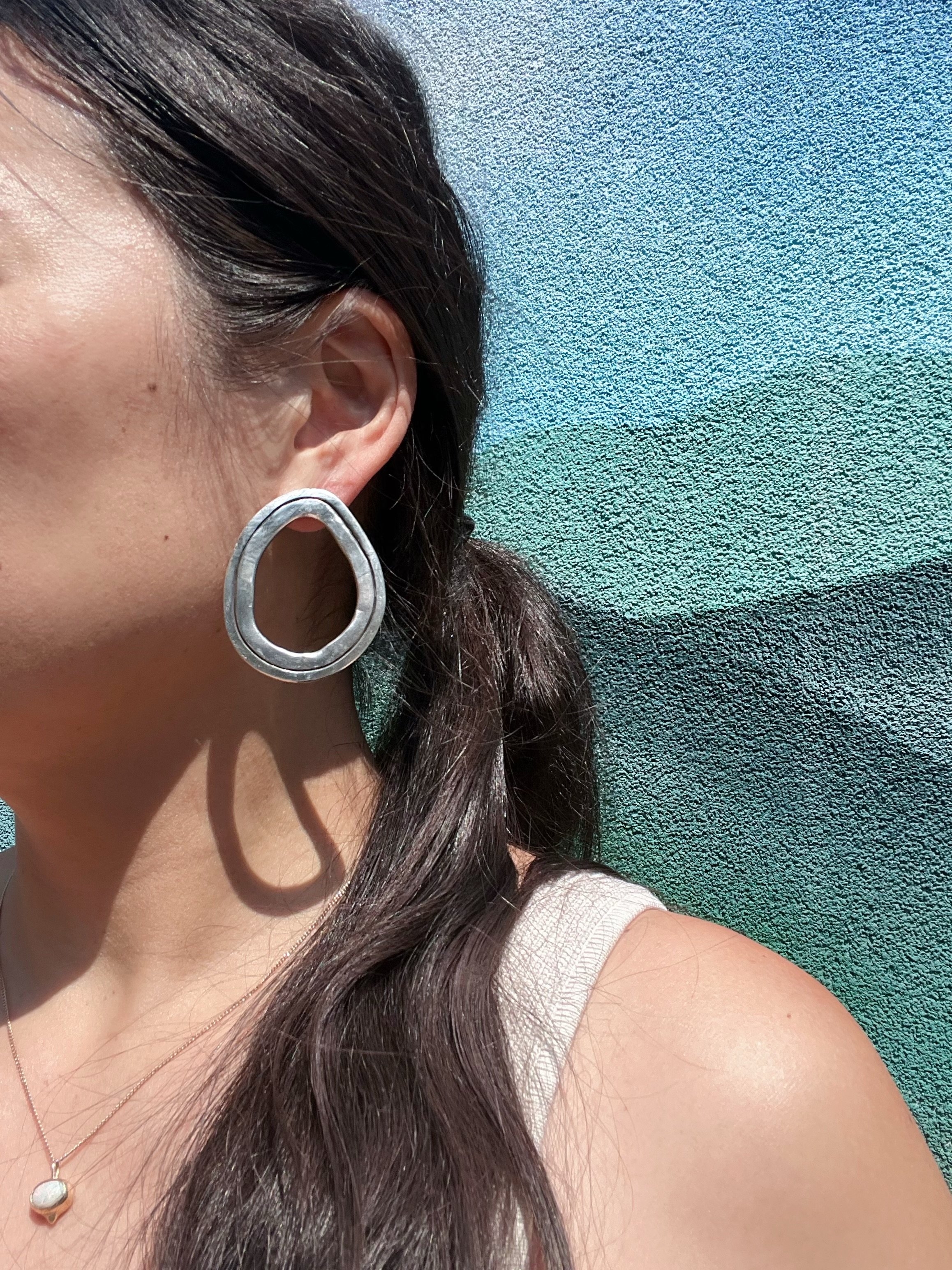 Velo hoop earrings!

Substantial front hoop earrings with split-linear detailing - best described as off-kilter ovals they are similar but not identical and each side packs a heavy punch🥊

Comfortable to wear BUT please note they weigh an impressive