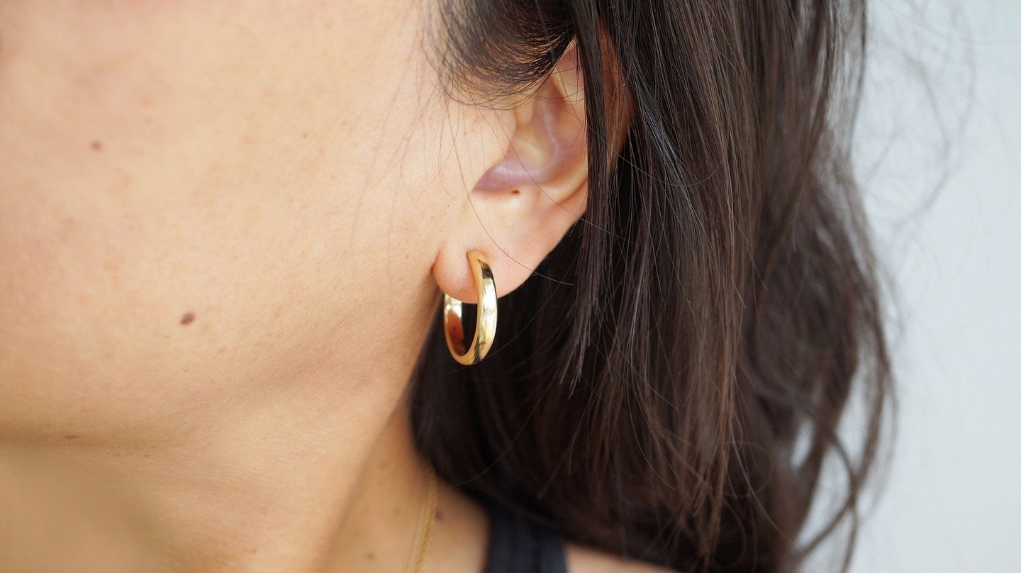 Birdie hoops🐥

The perfect day to night, not too big not too small, anywhere anytime, dress them up or dress them down, all around town kind of hoops

10ky or 14ky recycled gold✨

#archerade #handmadejewellery #customjewelry #torontojewellery #toron