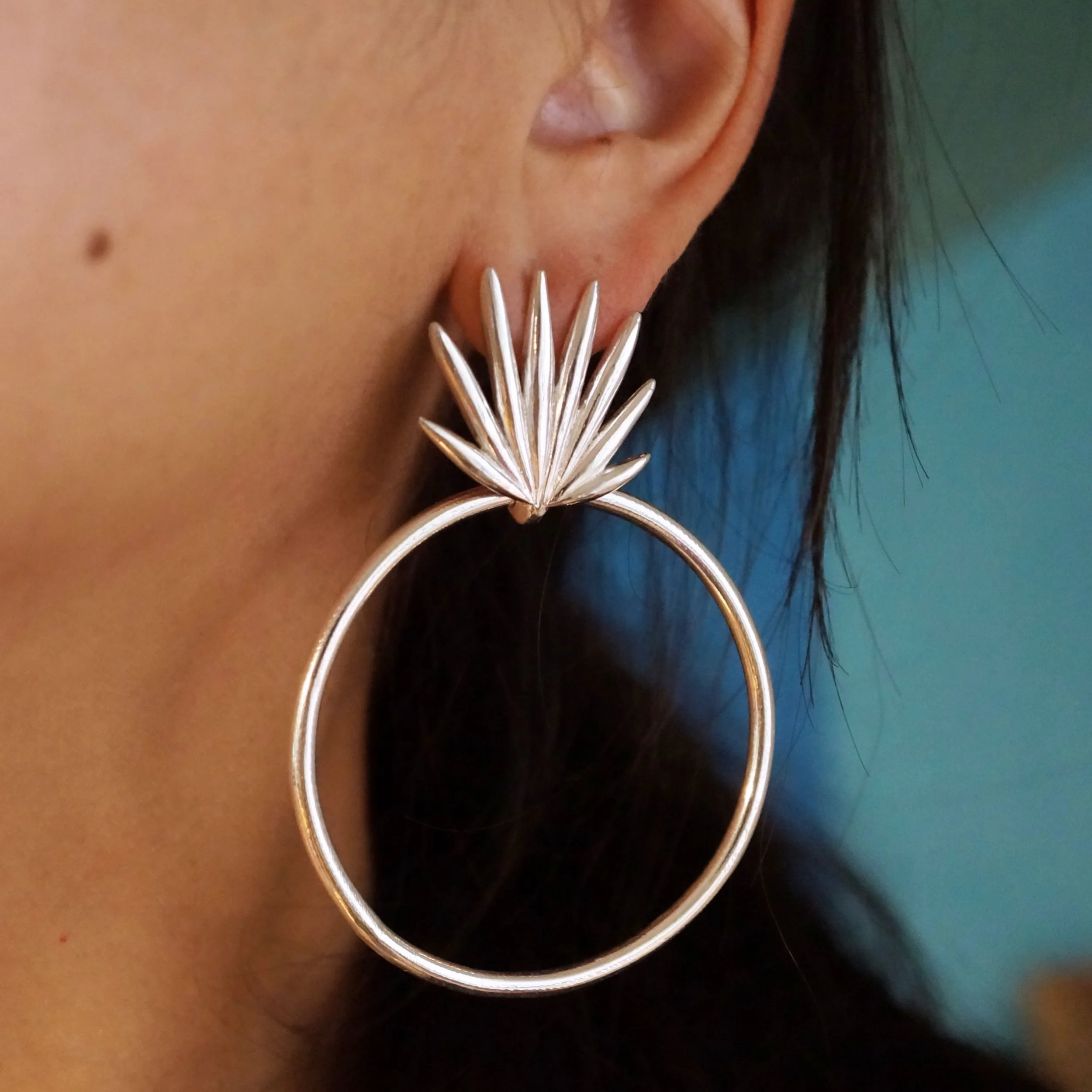 Paloma hoops in silver🌴

Spiky fronds and swaying hoops, the perfect duo to match with your updo and a night on the town

🥂✨