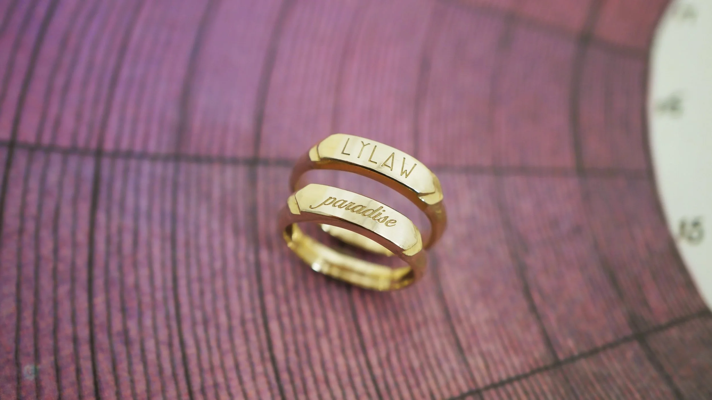 Words on a ring. Genius!!!

Personalize your own slice of gold with the Banderas stacking ring✨