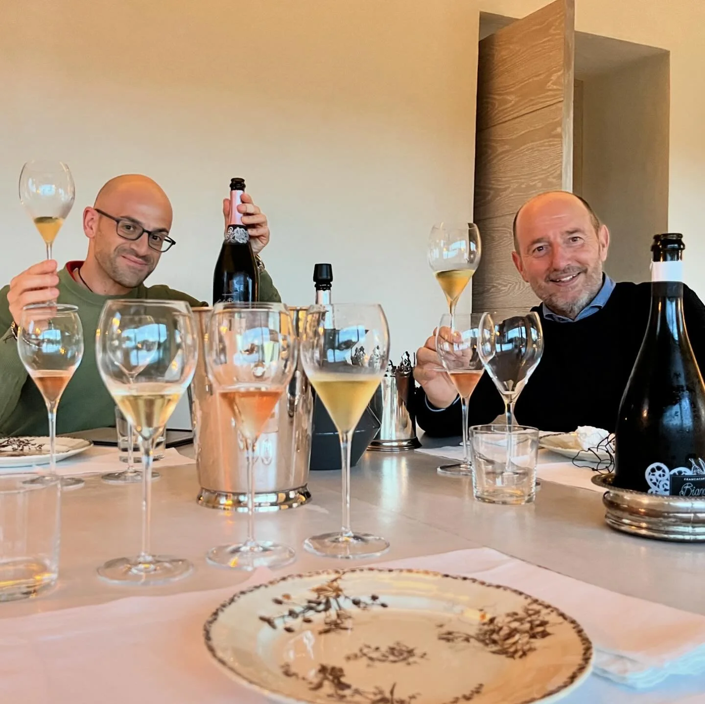 Even on a rainy day, @cortebiancafranciacorta is such a special place, nestled at the foothills of the mountains surrounding Lake Iseo, surrounded by forests. And this much awaited visit reminded us of why we picked them among many other excellent pr