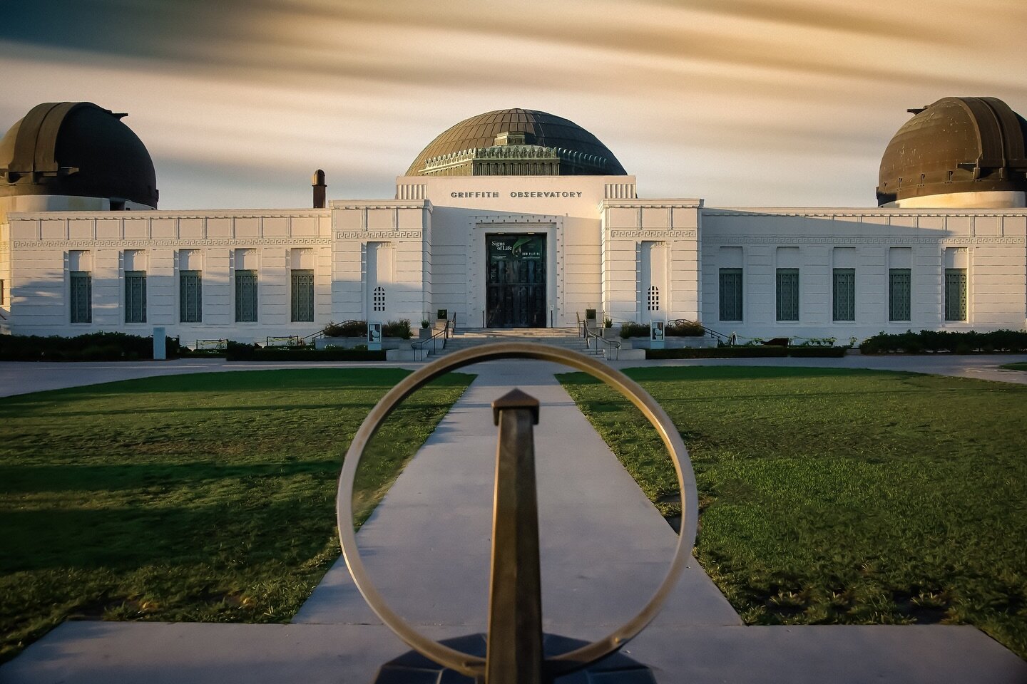 Capturing the celestial beauty at Griffith Observatory &ndash; where stars meet skyline. Share your favorite stargazing memory below and let&rsquo;s spark a cosmic conversation. 🚀 

#GriffithObservatory #StarryNights #CityOfAngels #losangeles #edits