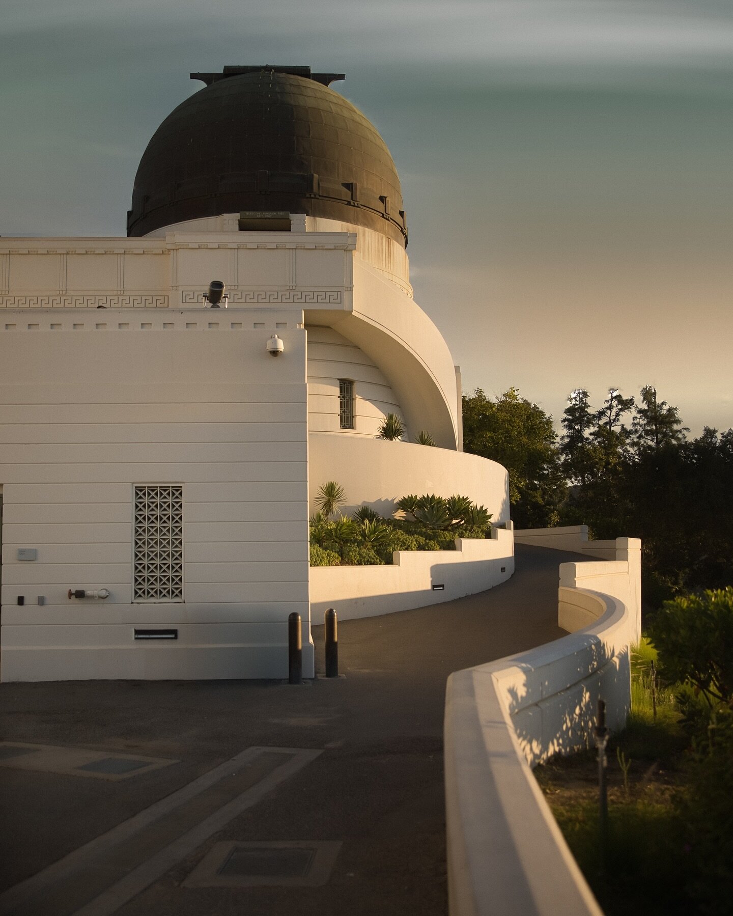 Chasing sunrises and silhouettes at Griffith Observatory. Share your go-to sunrise or sunset spot! Let the sunset symphony begin. 

🎶 #GoldenHourMagic #GriffithObservatory #SunsetChaser #photographers #edit #photography #jarinv #canon