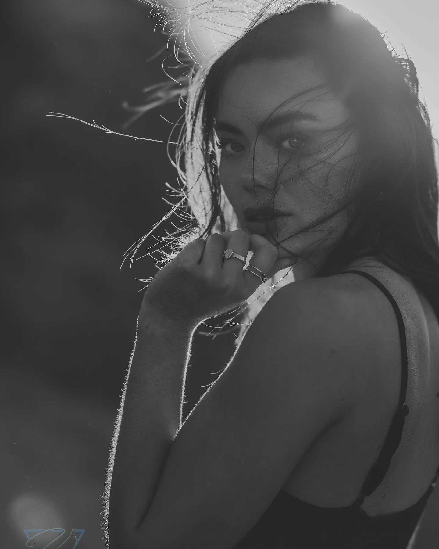 📷 Lost in the moment where light meets shadows, telling the story beyond words. 🖤

#portraitphotography #bwstyleoftheday #jarinvisuals #moodygrams #portraitvision #creativeportrait #cinematicphotography #portraitpr0ject #moodyports