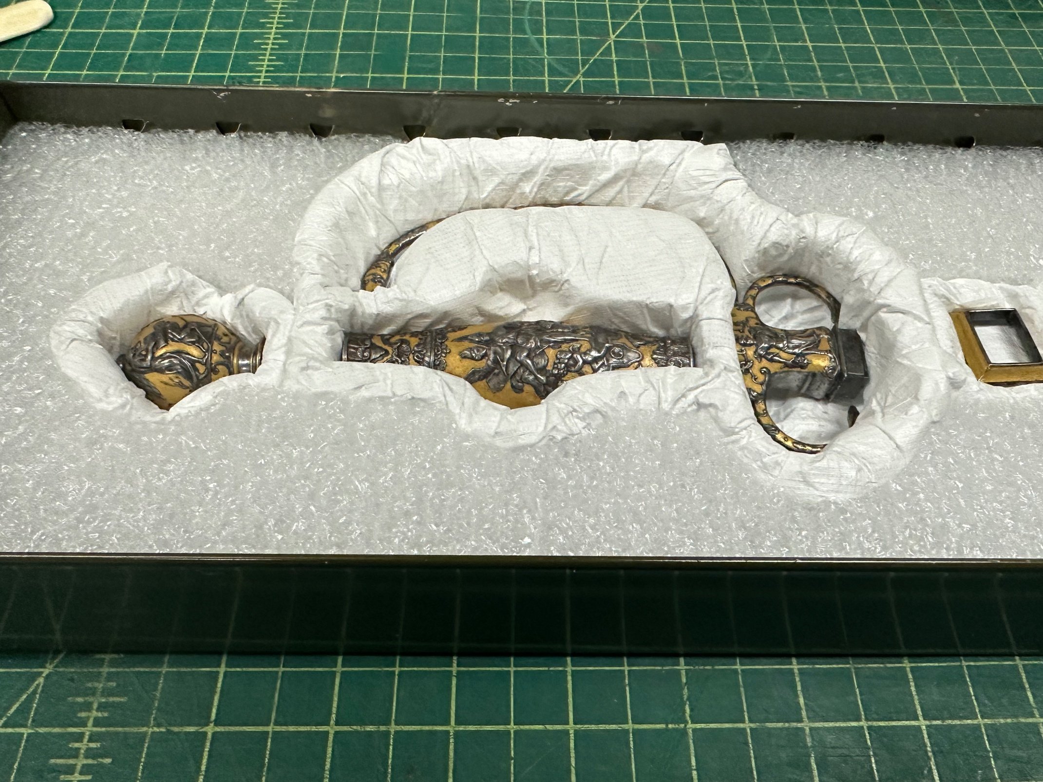 Detail of pommel, grip, and knucklebow fitted into deep-set cavities. (Photo: Jennifer Kim)