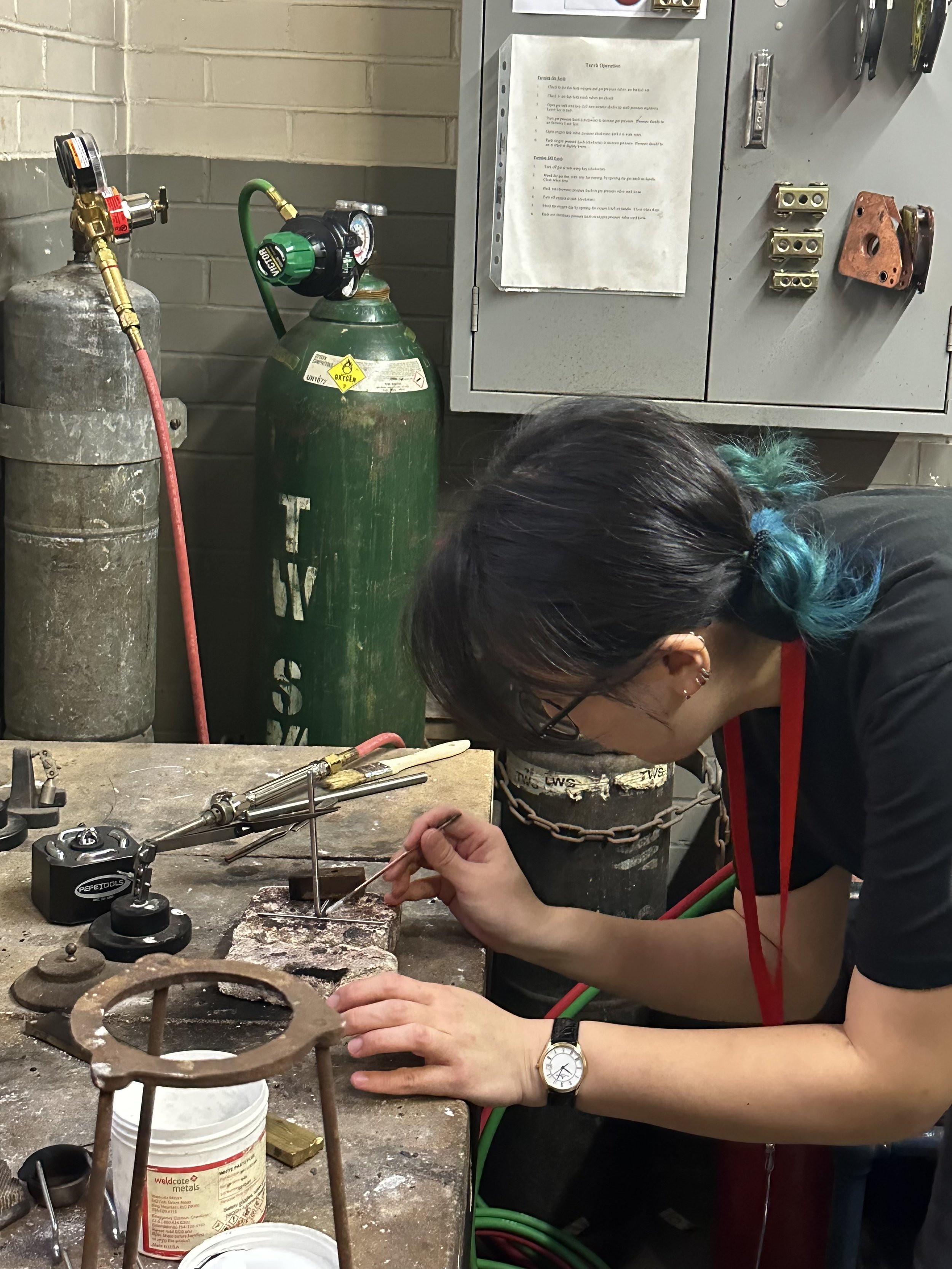 Dabbing flux onto the joint to solder. (Photo: Catherine Chesney)