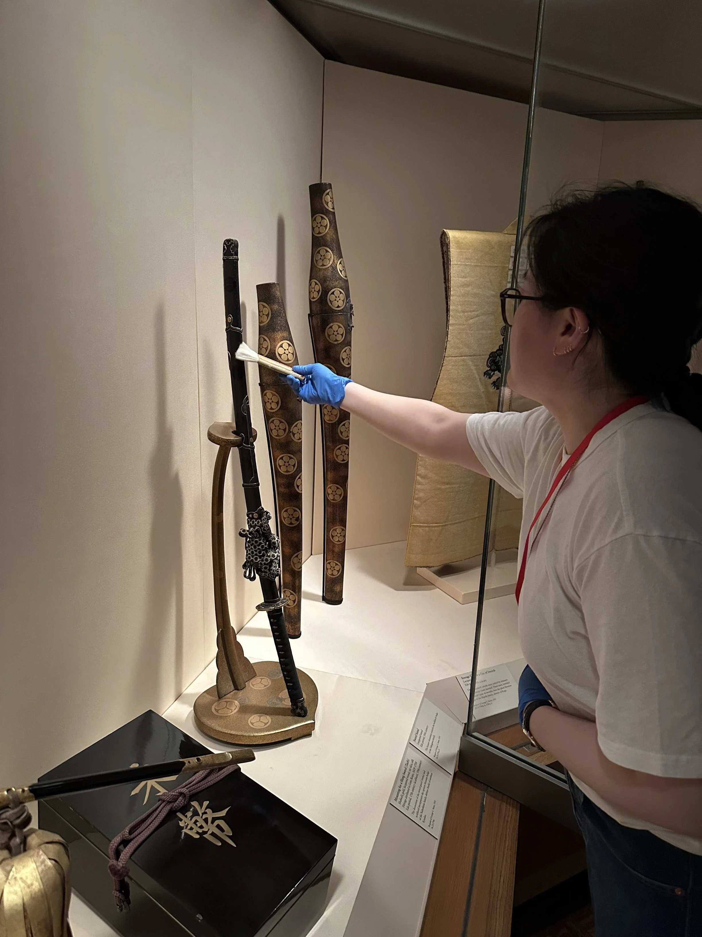 Dusting a tachi. (Photo: Sean Belair)