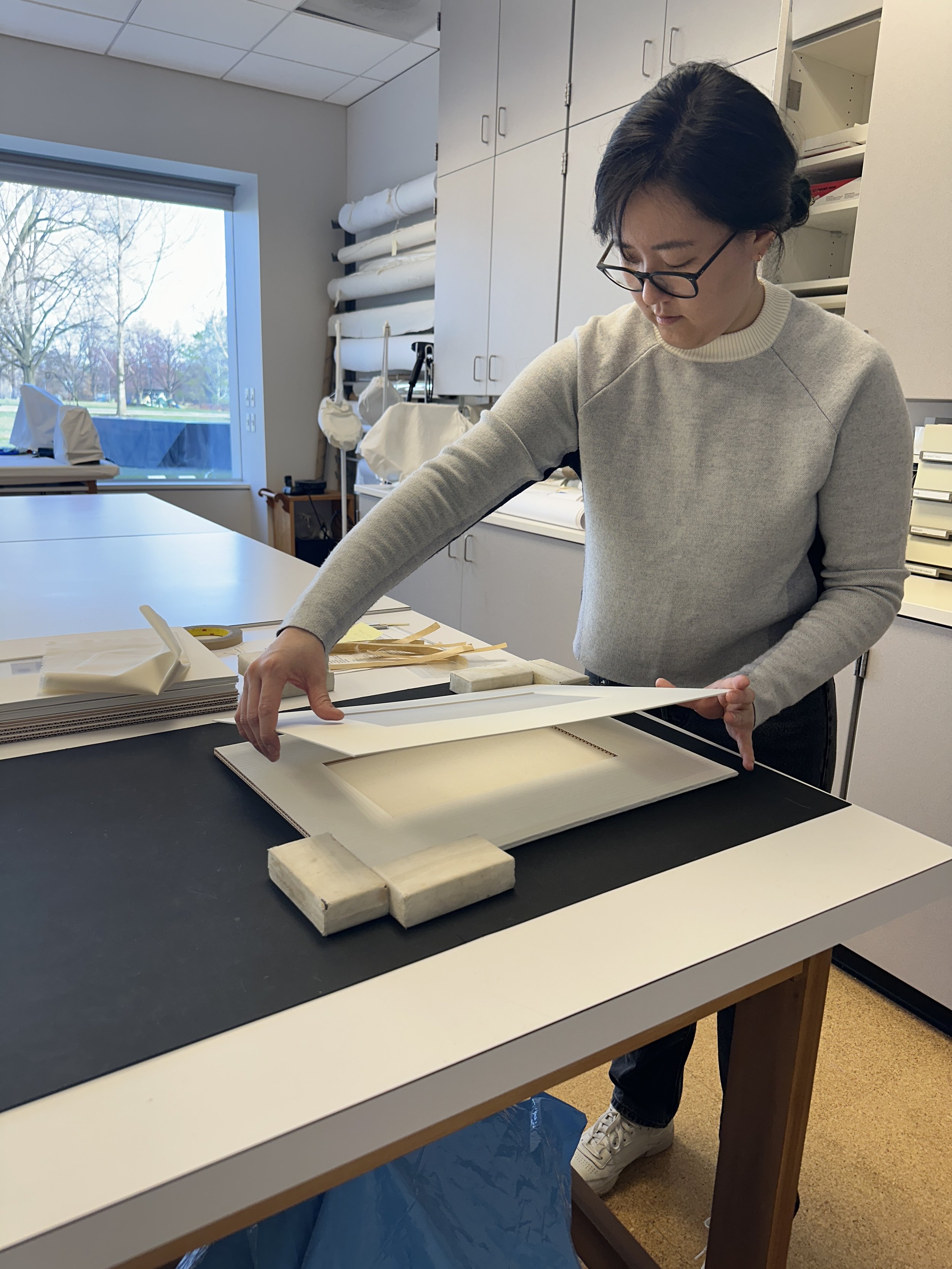 Placing the mat with the crepeline window onto the support layer of the cover mat. (Photo: Carla Fontecchio)