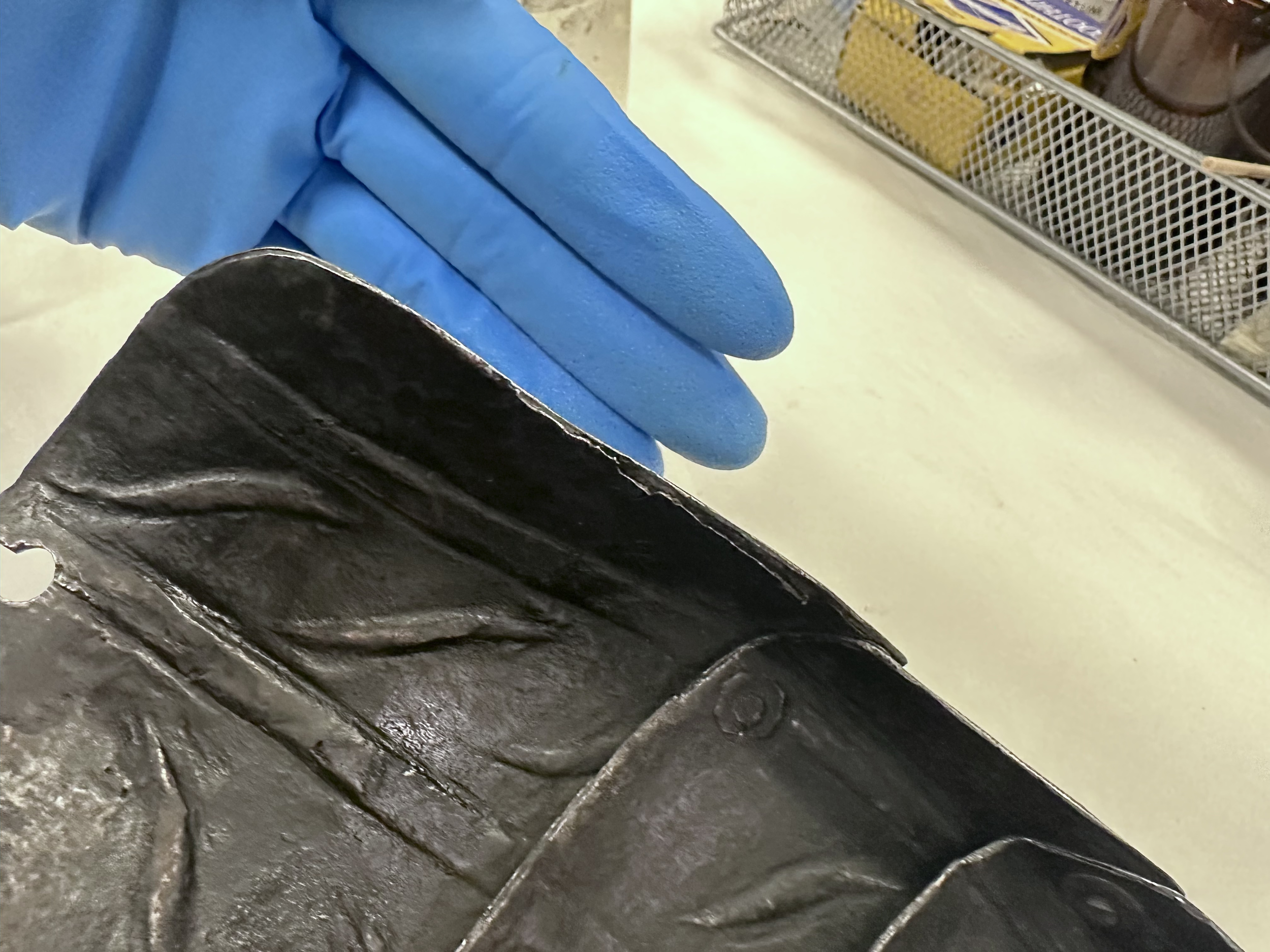 Detail of fragile area of delamination on one of the lames. (Photo: Jennifer Kim)