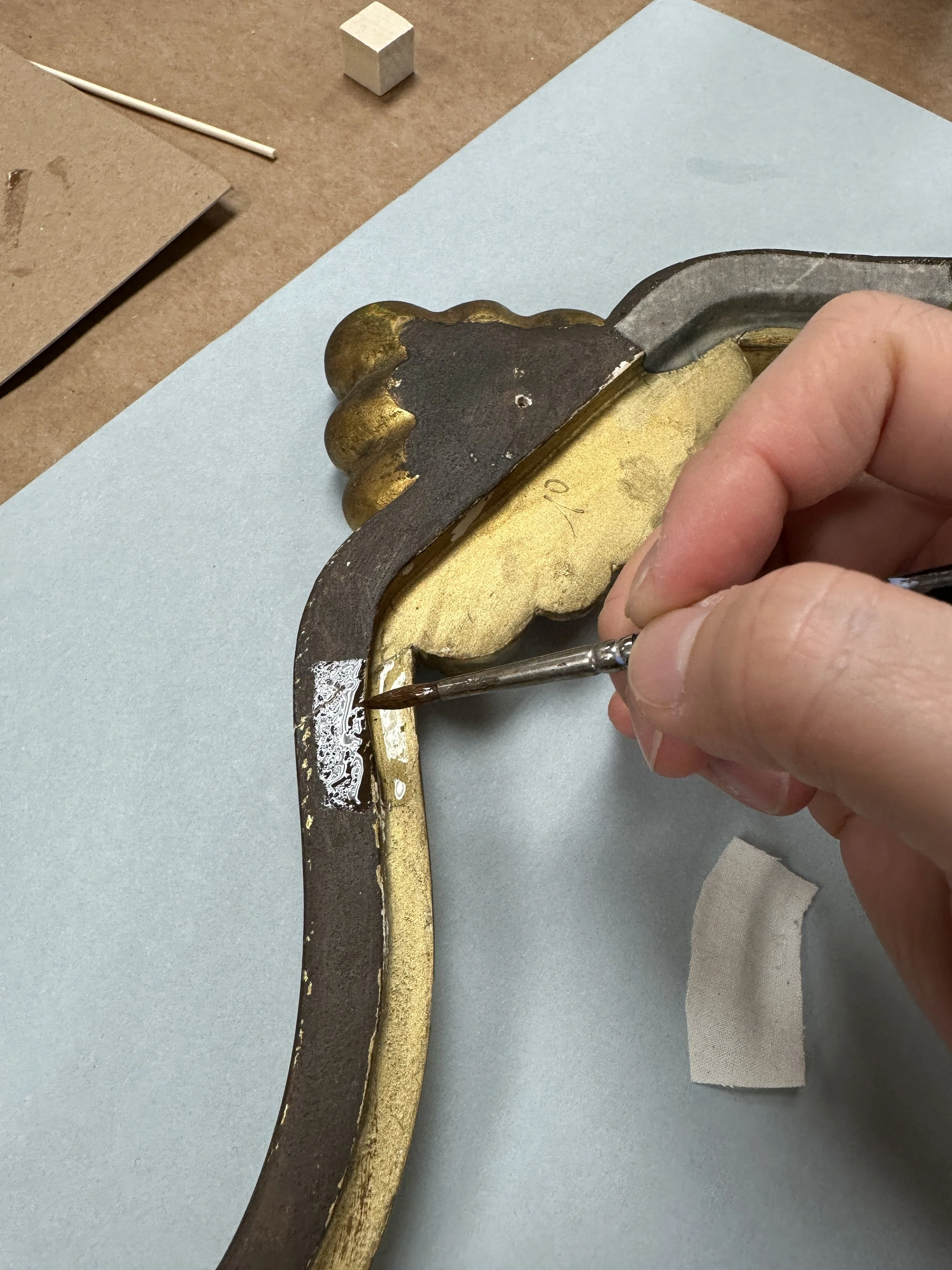 Applying hide glue to the area in need of reinforcement. (Photo: Jennifer Kim)