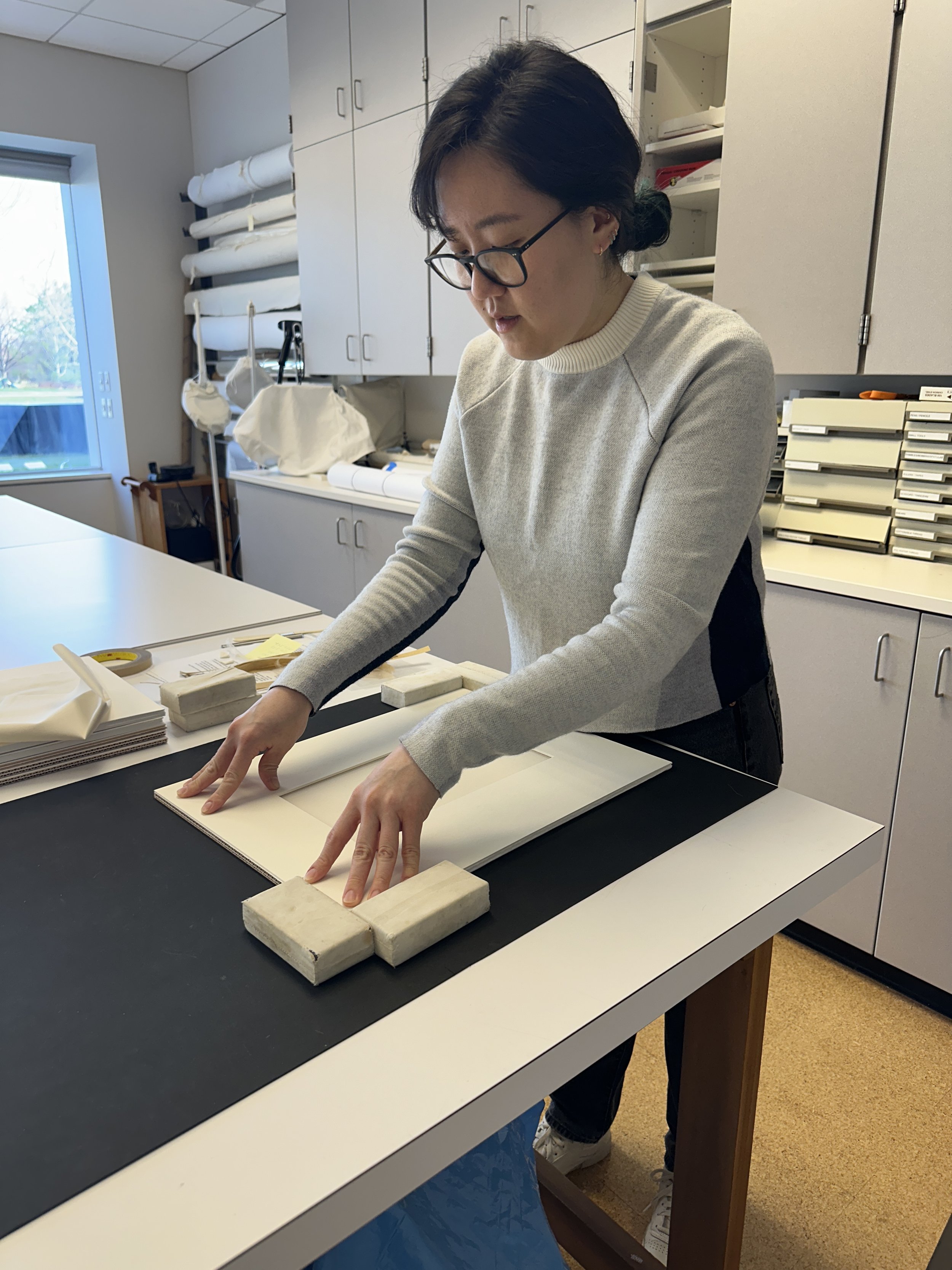 Pressing down to adhere the cover mat elements together. (Photo: Carla Fontecchio)