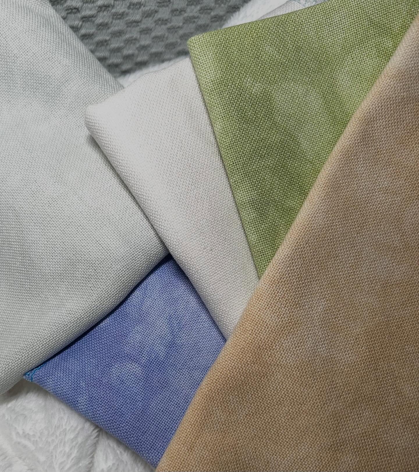 Browsing my fabric stash tonight ๐๐ป‍โ๏ธ Can’t wait to show you what these will be used for! 
These yummy colors are brought to you by @atomicranchfabrics โญ๏ธ
#crossstitch #fabric #colors #crossstitchseries #prettycolors #nature #palette #