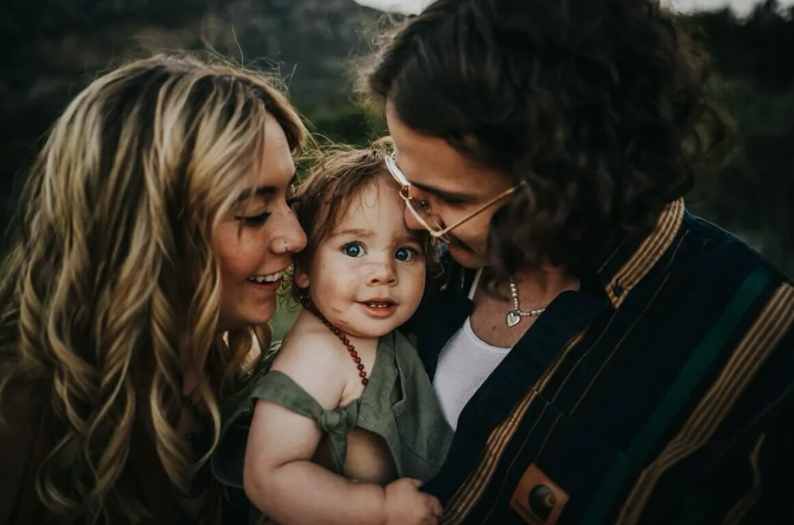 Friends! I am part of an Artist of the Year contest and have uploaded my favorite image from this year. You can click the link below to vote for the image if you feel moved to. 🖤🖤

This family has been through soooo much and this session was EVERYT