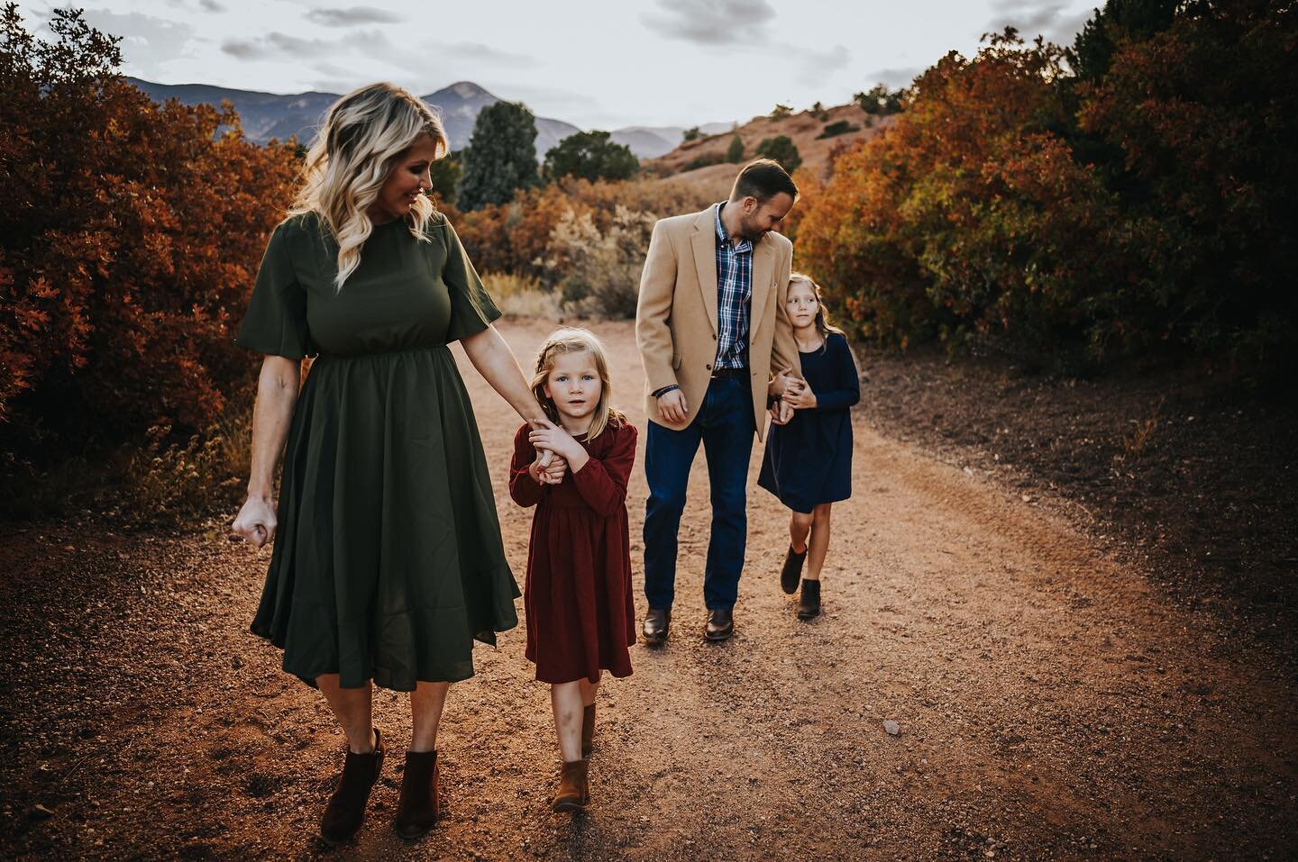 🍁New Date + Location added for Small Sessions!🎉

Garden of the Gods! 🤘🏽

October 1st is the added date 🖤

🍁Small Sessions on September 28 + 29 will take place at Blodgett Peak Open Space.

🍁Small Sessions on September 30 + October 1 will take 