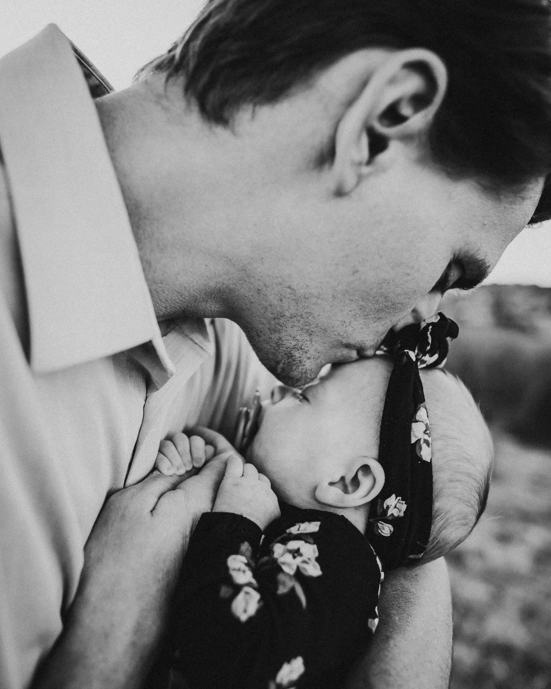 A few weeks old and already so held. Marina with Megan and William in the soft evening light.

#coloradospringsphotographer #newbornphotography #coloradofamilyphotographer #outdoornewborn #familyphotography