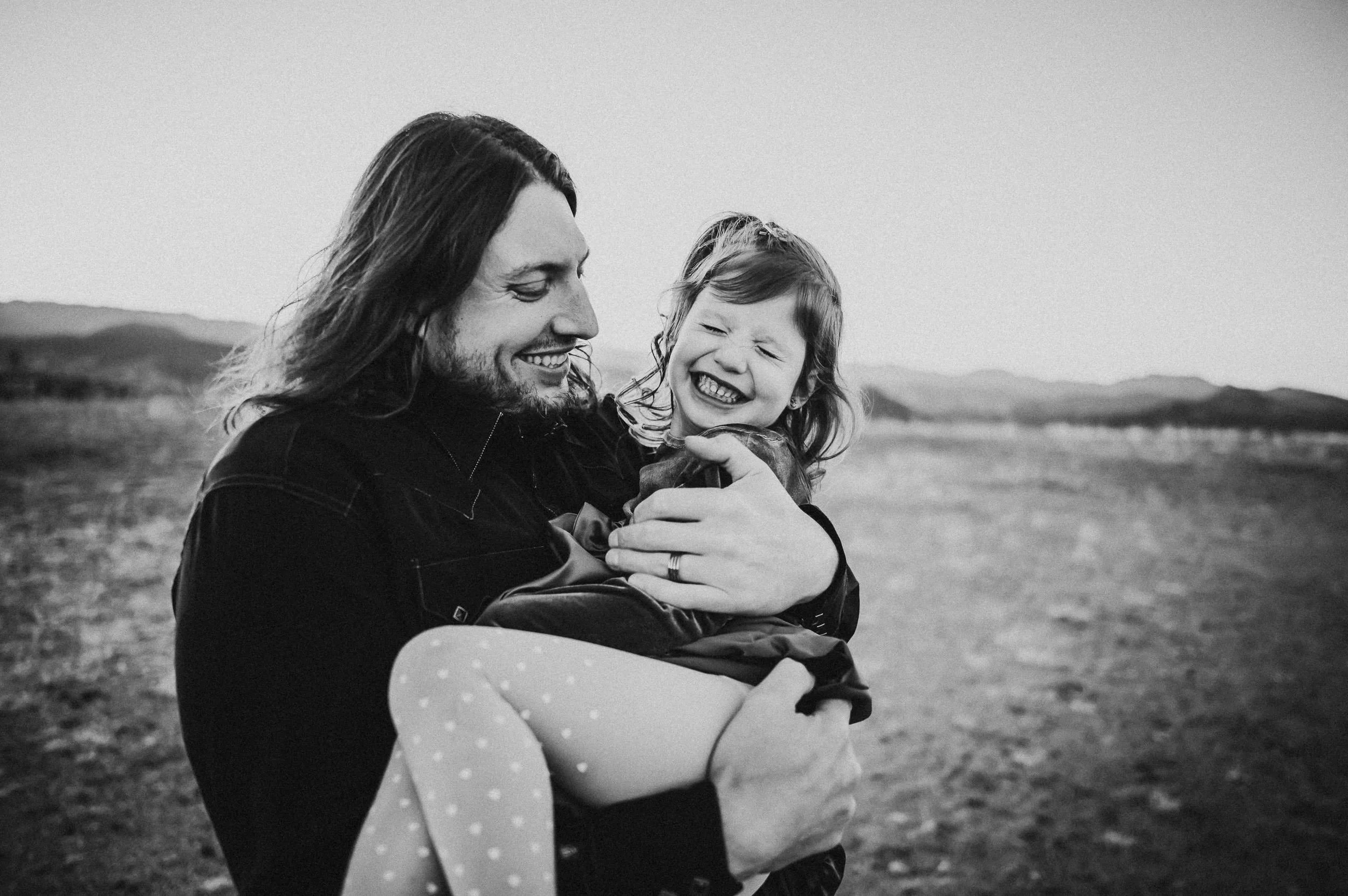 Lifestyle maternity photography session with parents and child outdoors