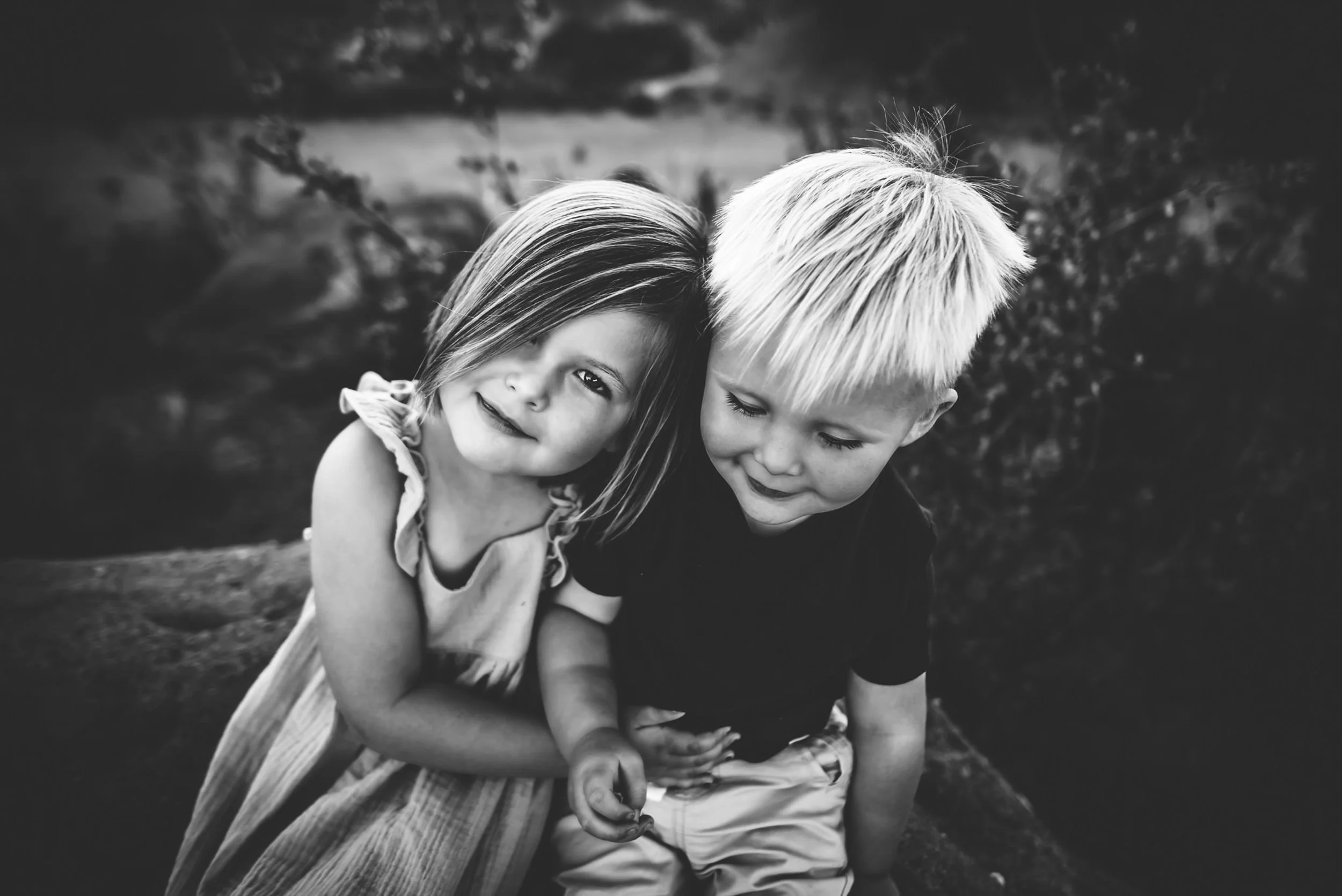 brother-sister-snuggling-garden-of-the-gods.jpg