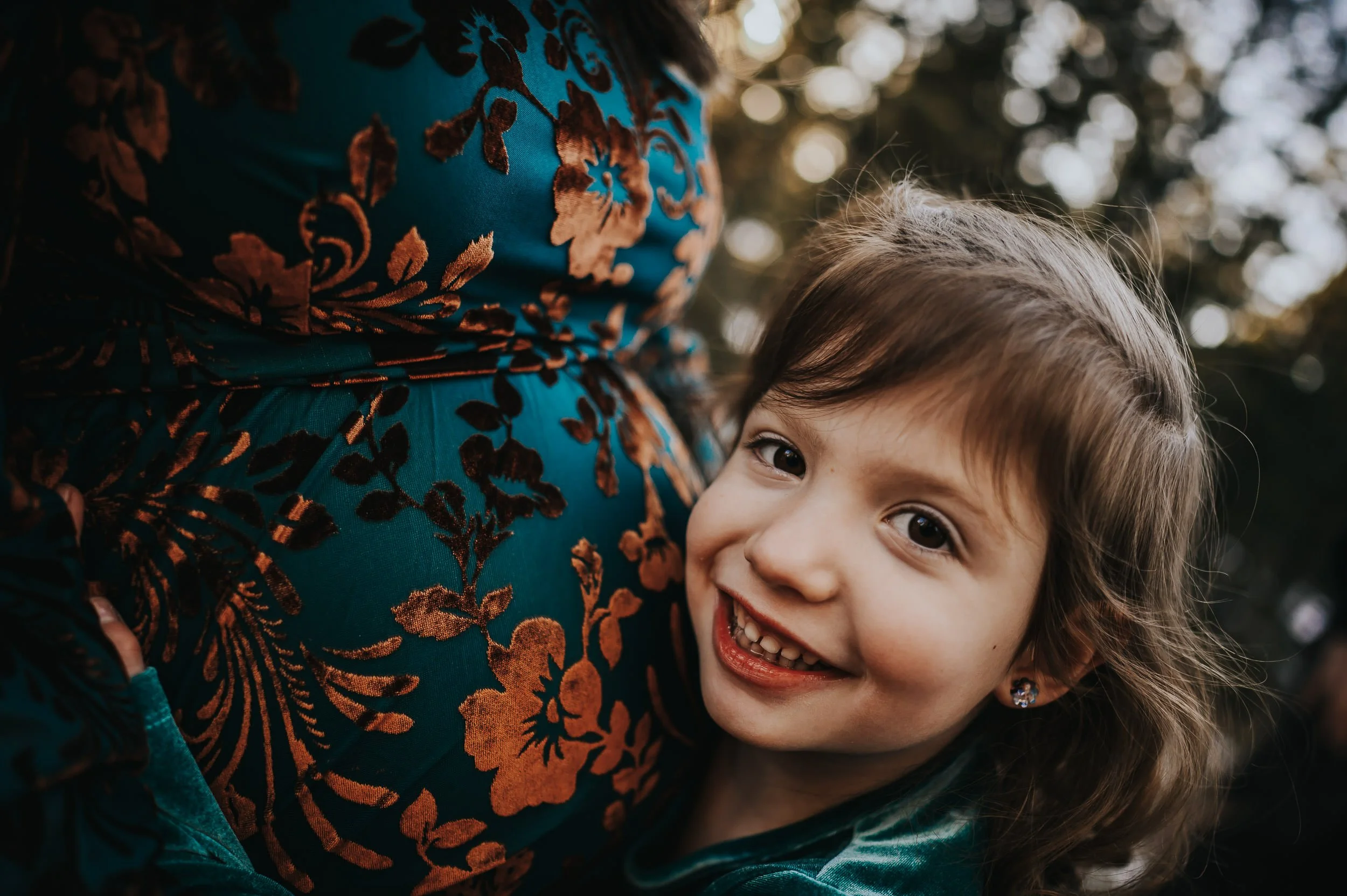 Story-driven maternity photography capturing family connection in nature