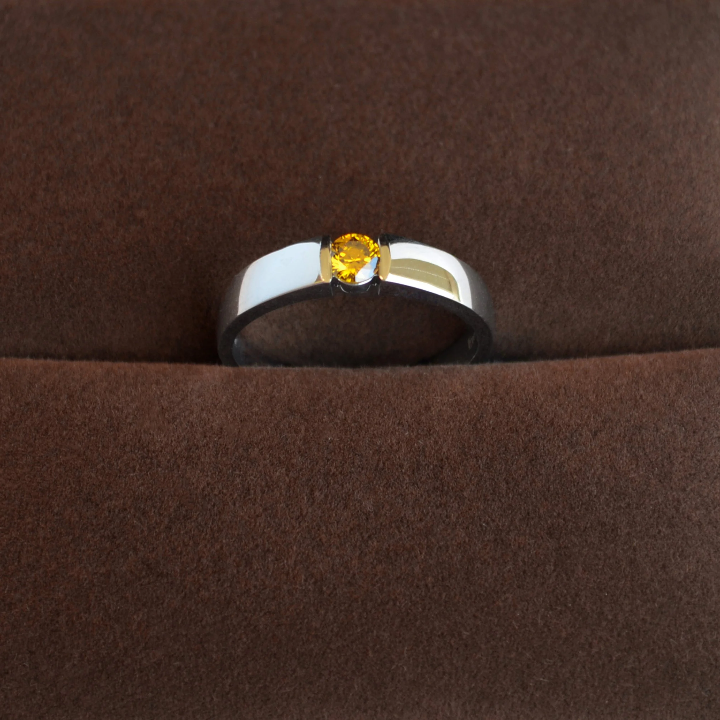 Minimalist white gold band featuring a round yellow cremation diamond at its center. This EverDear memorial ring transforms ashes or hair into a timeless and meaningful piece of jewelry.