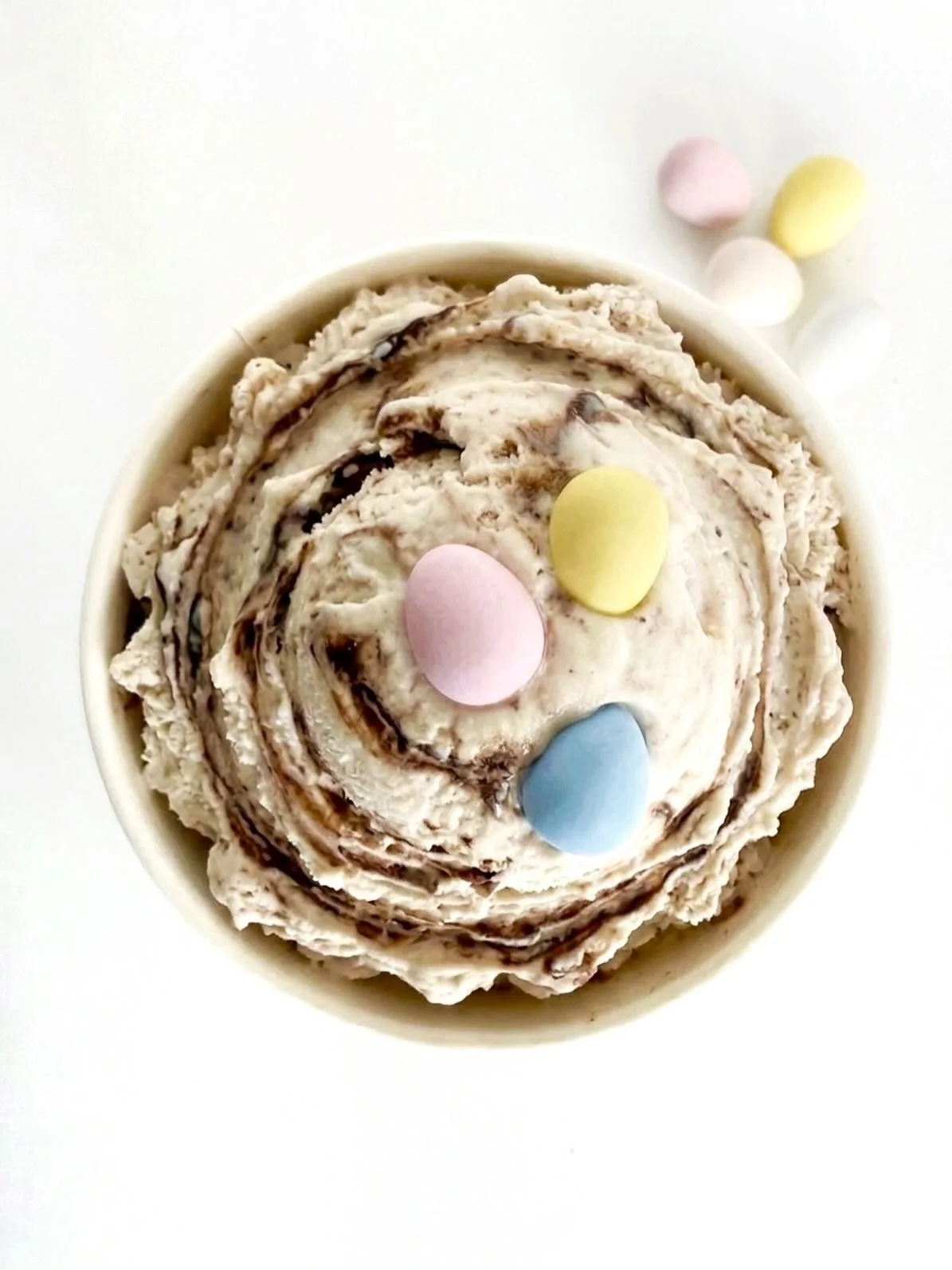 🐣 Egg Hunt
It&rsquo;s like an Easter basket in a bowl! We&rsquo;ve taken fluffy marshmallow ice cream, swirled in rich fudge, and packed it with crunchy, iconic Cadbury milk chocolate mini eggs. It&rsquo;s hunt-worthy deliciousness. Hop on in today 