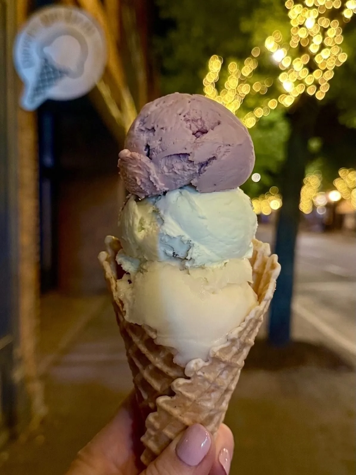 ✨🌙 It is officially time to Illuminate Downtown! 
Tonight from 5:00 PM to 9:00 PM, Market Street is closed to traffic for a vibrant night of outdoor dining, vendors, and live entertainment during Music in the Square! A great way to enjoy the warm we