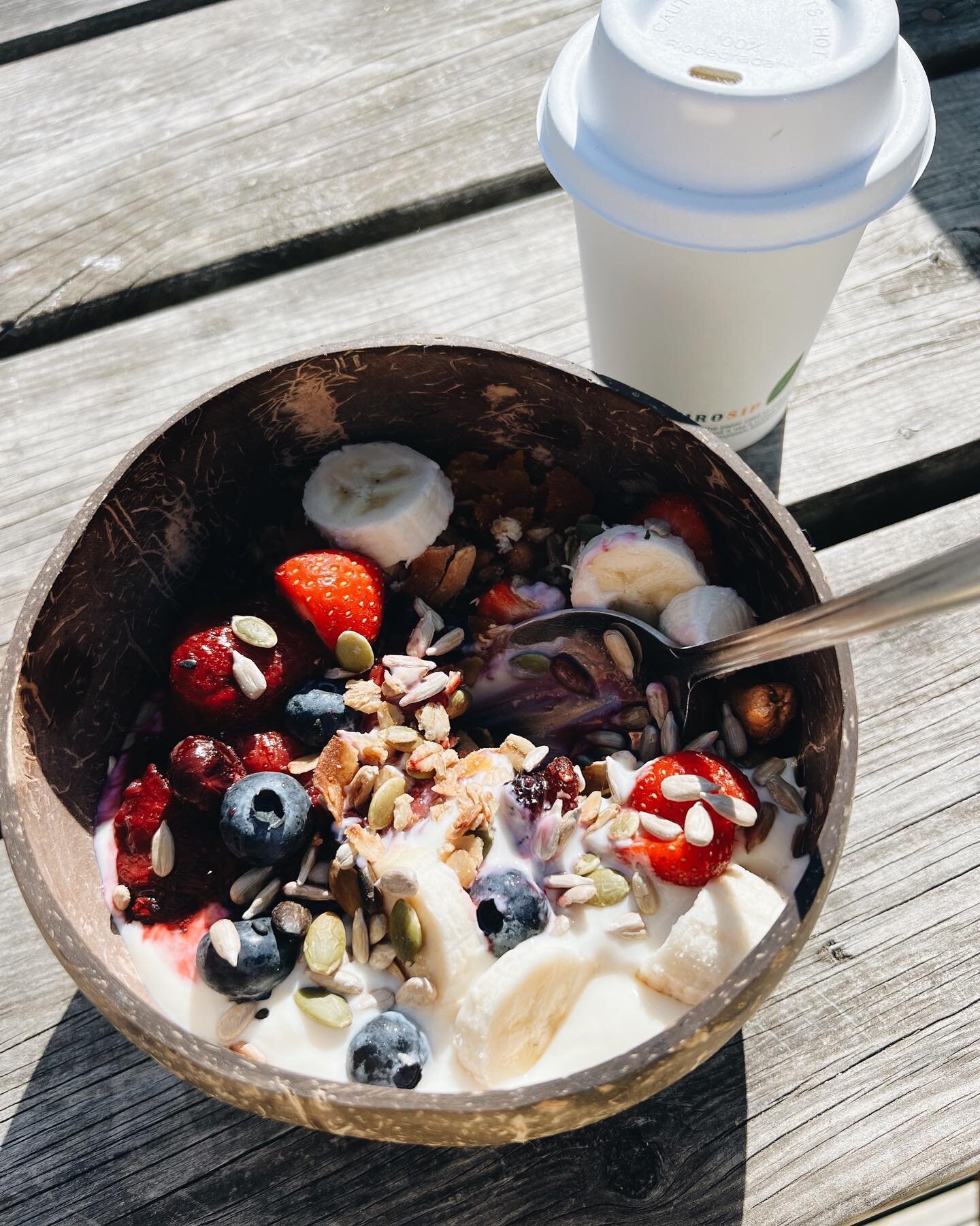 Yummy, healthy breakfast in the sunshine at the brilliant @godrevybeachcafe. Favourite @yallahcoffee too👌 

A lovely walk along the beach / through the dunes from @wyndwardcornwall &amp; a perfect pit-stop ☕️