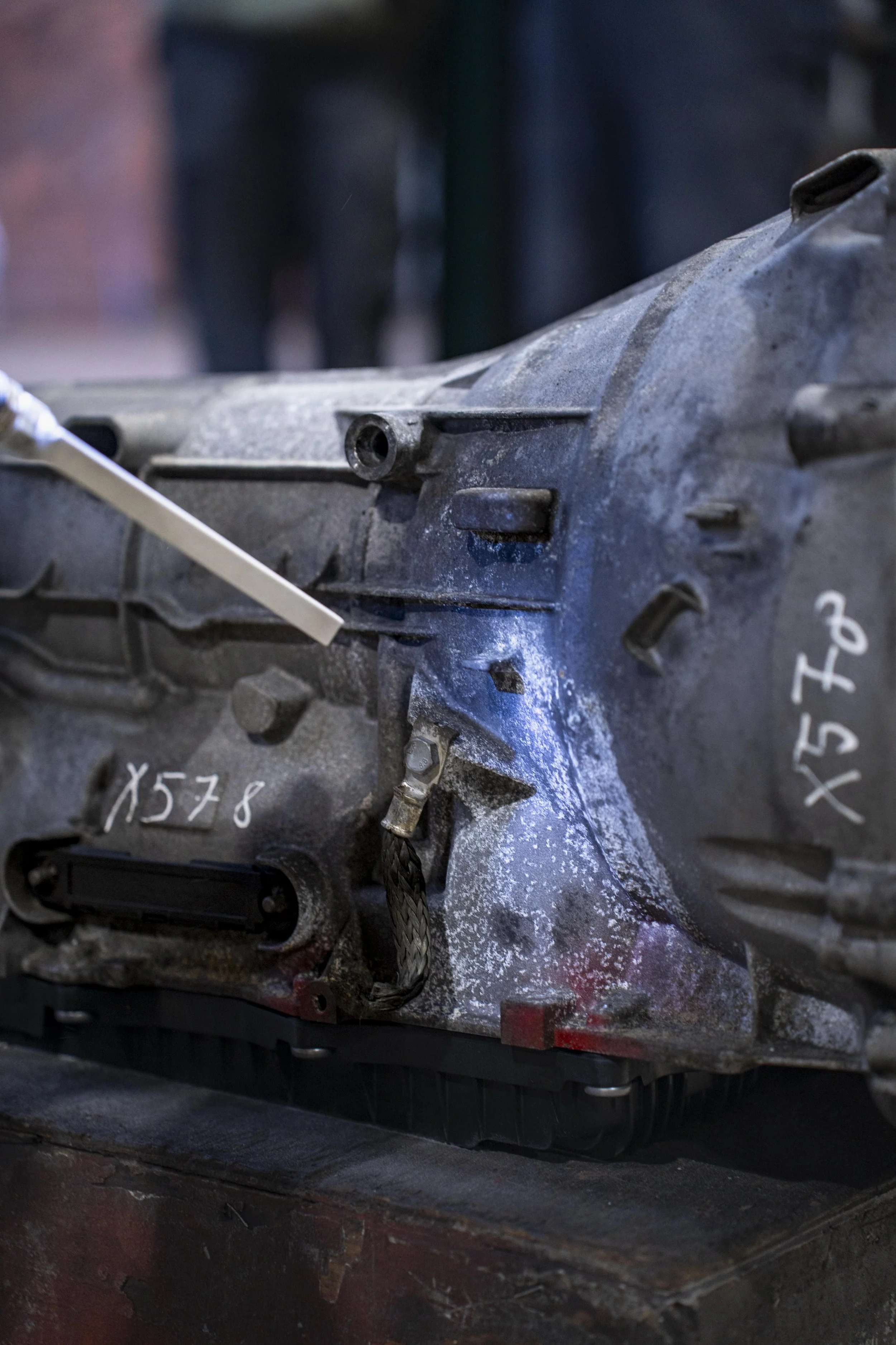 Close-up of the dry ice blaster removing dirt debris from a transmission casing.