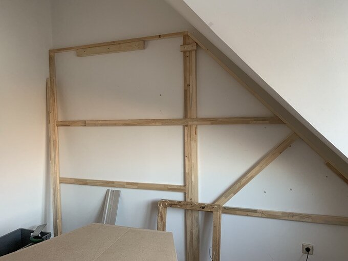 Eine stabile Wandverkleidung macht es uns möglich zukünftig Bilder aufzuhängen, außerdem wird sicher gestellt, dass der gespannte Stoff nicht den Rahmen verbiegt!