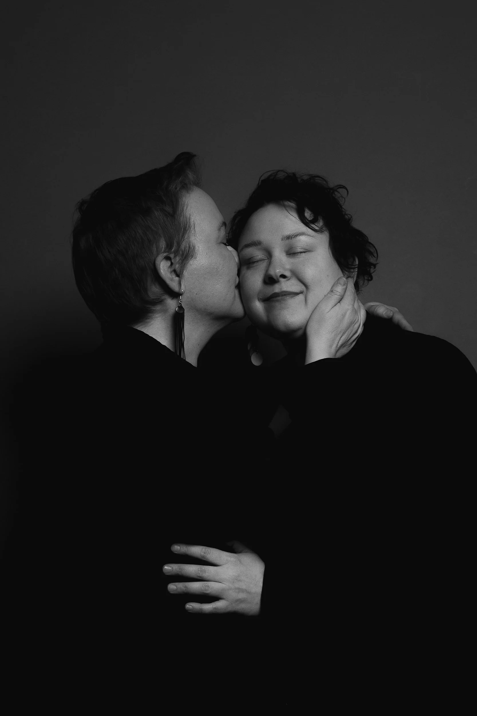 Photographers Tinksu Wessman kisses Sonja Siikanen on the temple.