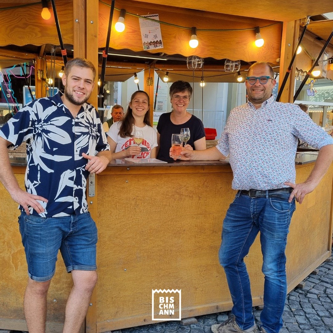 WETZLAR // Ein verregnetes Weinfest-Wochenende in Wetzlar liegt hinter uns - aber was sollen wir sagen, die Wetzlarer nehmen ihr Sommernachtsweinfest eben einfach ernst. Ihr habt im str&ouml;menden Regen unter den Sonnenschirmen, mit Capes, Regenschi