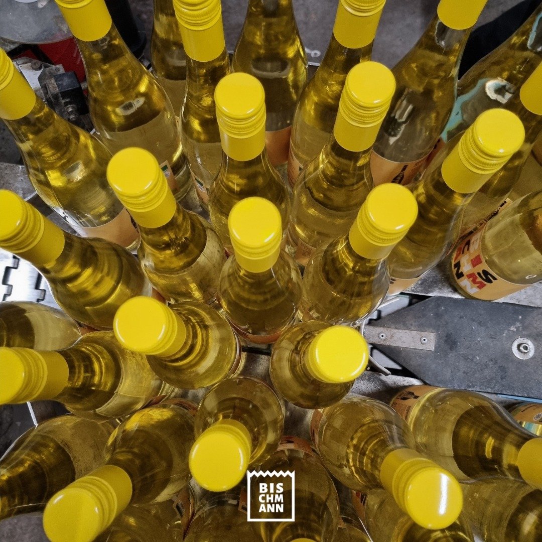 SOMMERSPRITZ // Was verbirgt sich denn hier hinter den sommerlich-gelben Kapseln? Unser brandneuer Sommerspritz Secco feinherb! Er kommt im neuen Design daher und will Euch schon jetzt die letzten grauen Wintertage etwas vers&uuml;&szlig;en. Bei so e
