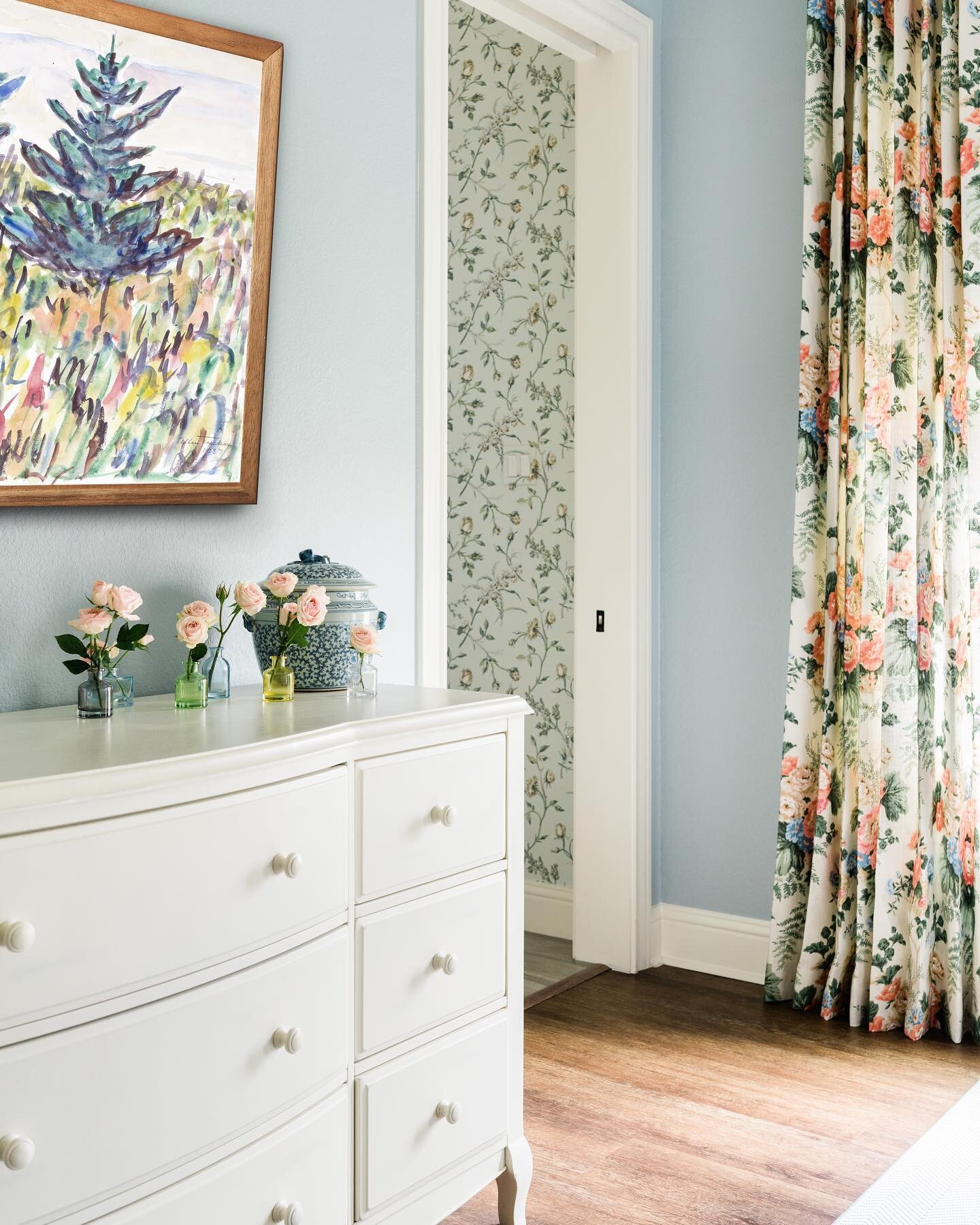 April showers bring May flowers, they say 💐 /📸: @madelineharperphoto  #sherrelldesignstudio #interiordesign #intertiordesigner #interiorinspo
#interiorstyling #interiors #interiordecor #interiordecorating #homesweethome #homedecor #homedesign #colo