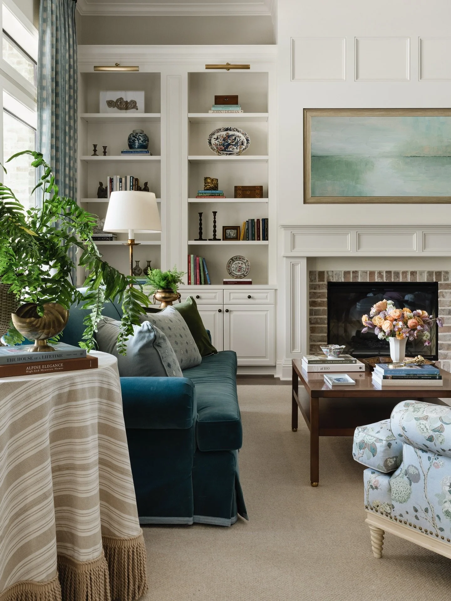 Cozy nights by the fire call for a room that's warm, inviting, and softly lit. The perfect setting for fall evenings spent lingering with loved ones…/📸: @madelineharperphoto @jbheditorial #sherrelldesignstudio #timelessdesign