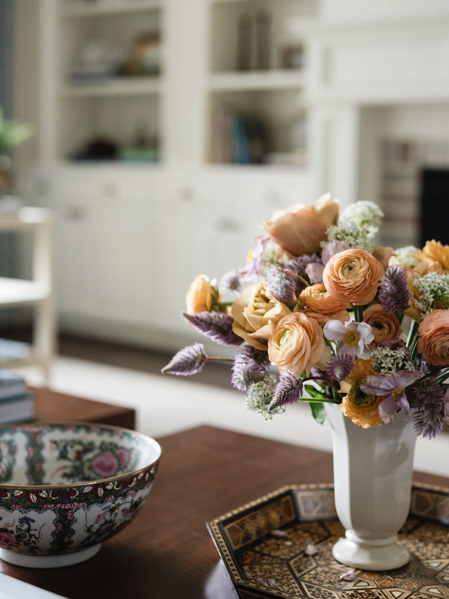 Fall simply reminds us how much comfort matters…/ 📸: @madelineharperphoto #sherrelldesignstudio #fallmood #timelessdesign #SDSdetails