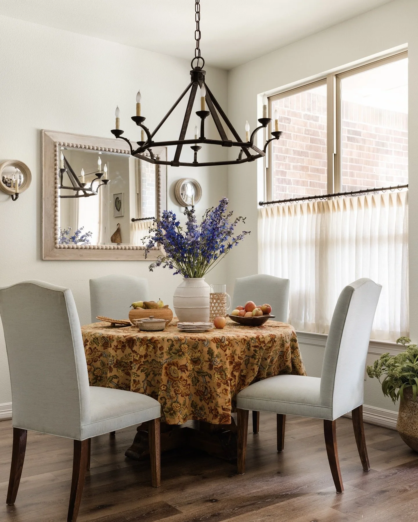 Gathering starts here. Whether it’s a family dinner or a quiet breakfast, a well-designed table draws people in long before the first plate is set.../📸: @madelineharperphoto @amordelbuenoflowers #sherrelldesignstudio #timelessinteriors #breakf