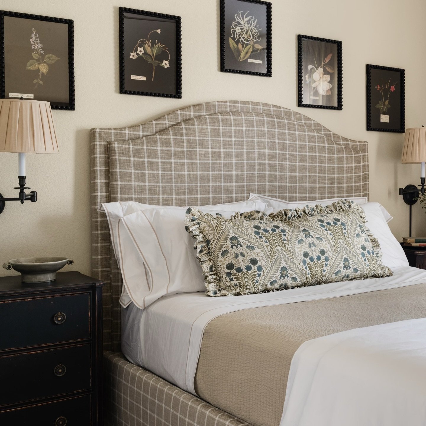 A palette should move through a room with ease. Shifting slightly as light and function change. 🐪🌿🖤

Interiors: @sherrelldesignstudio 
Photography: @madelineharperphoto