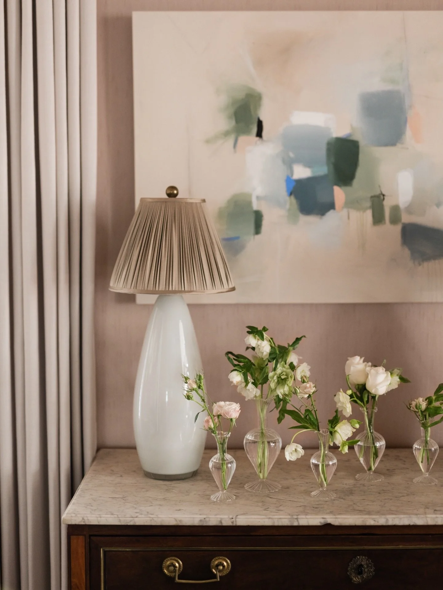 Strength in a home is usually quiet. It&rsquo;s rooted in moderation, restraint, and conviction.

Interiors: @sherrelldesignstudio 
Photography: @madelineharperphoto 

 #designinspiration